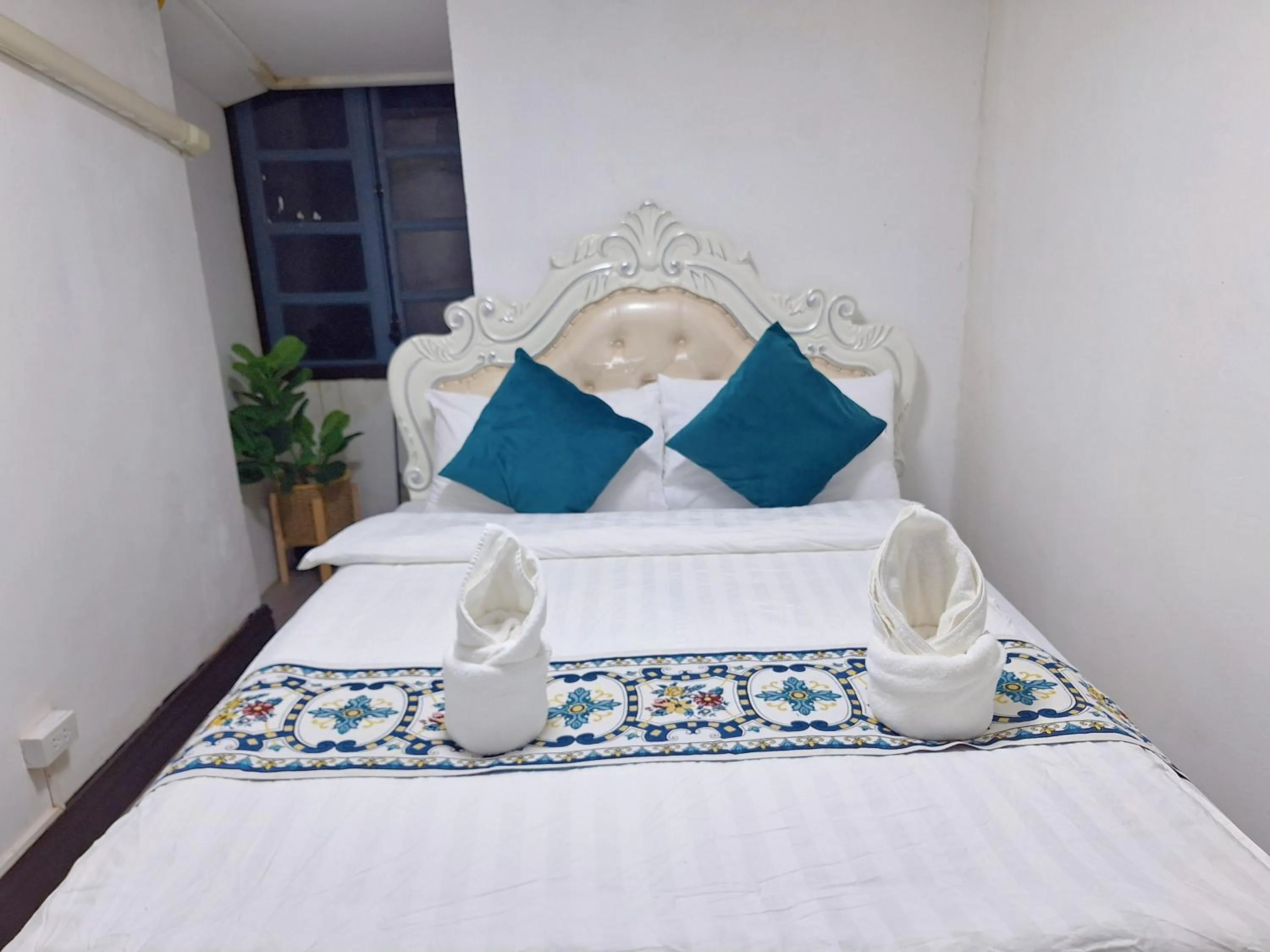 Bed in Monsane villa