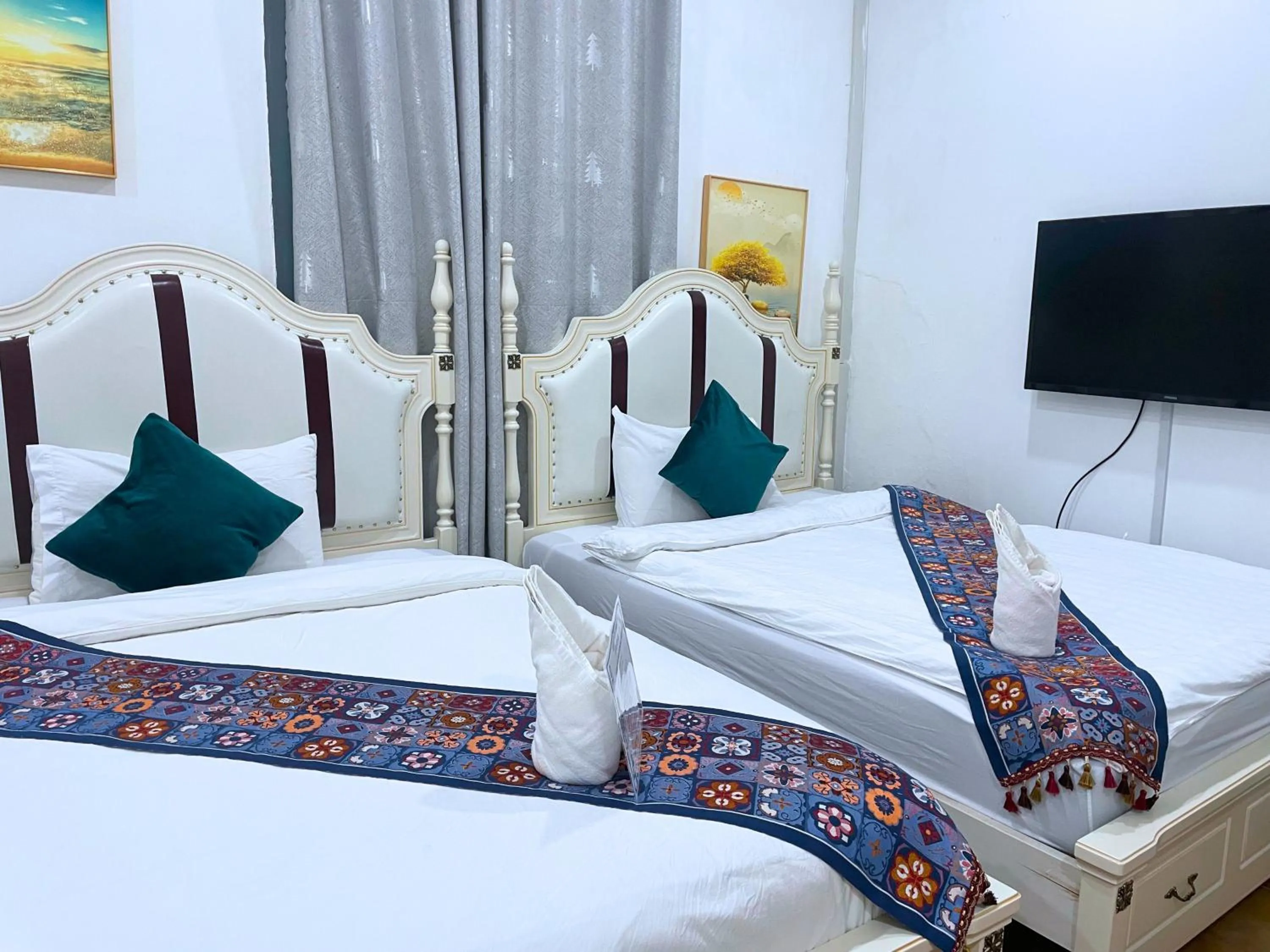 Bathroom, Bed in Monsane villa