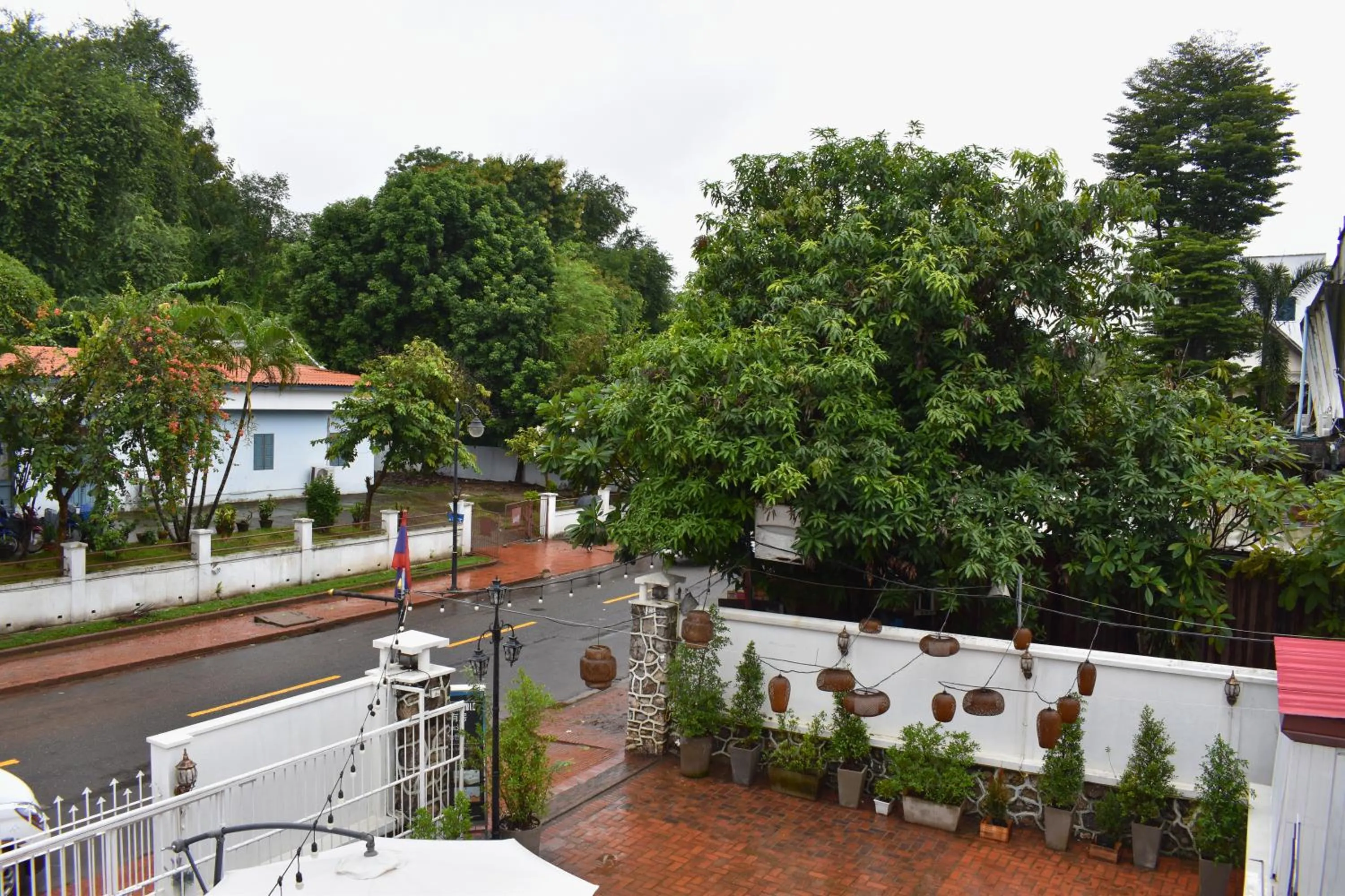 Facade/entrance in Monsane villa