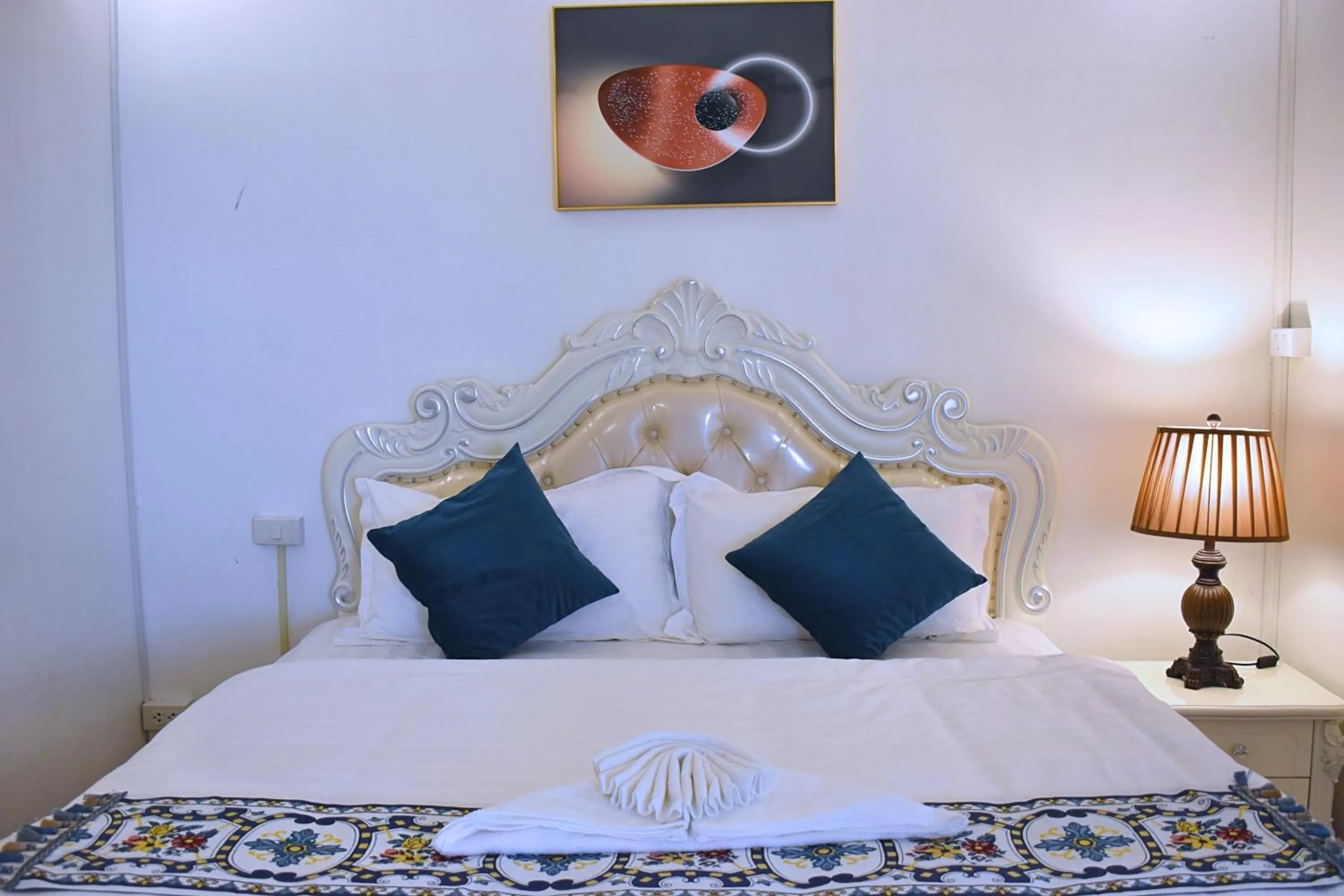 Bedroom, Bed in Monsane villa