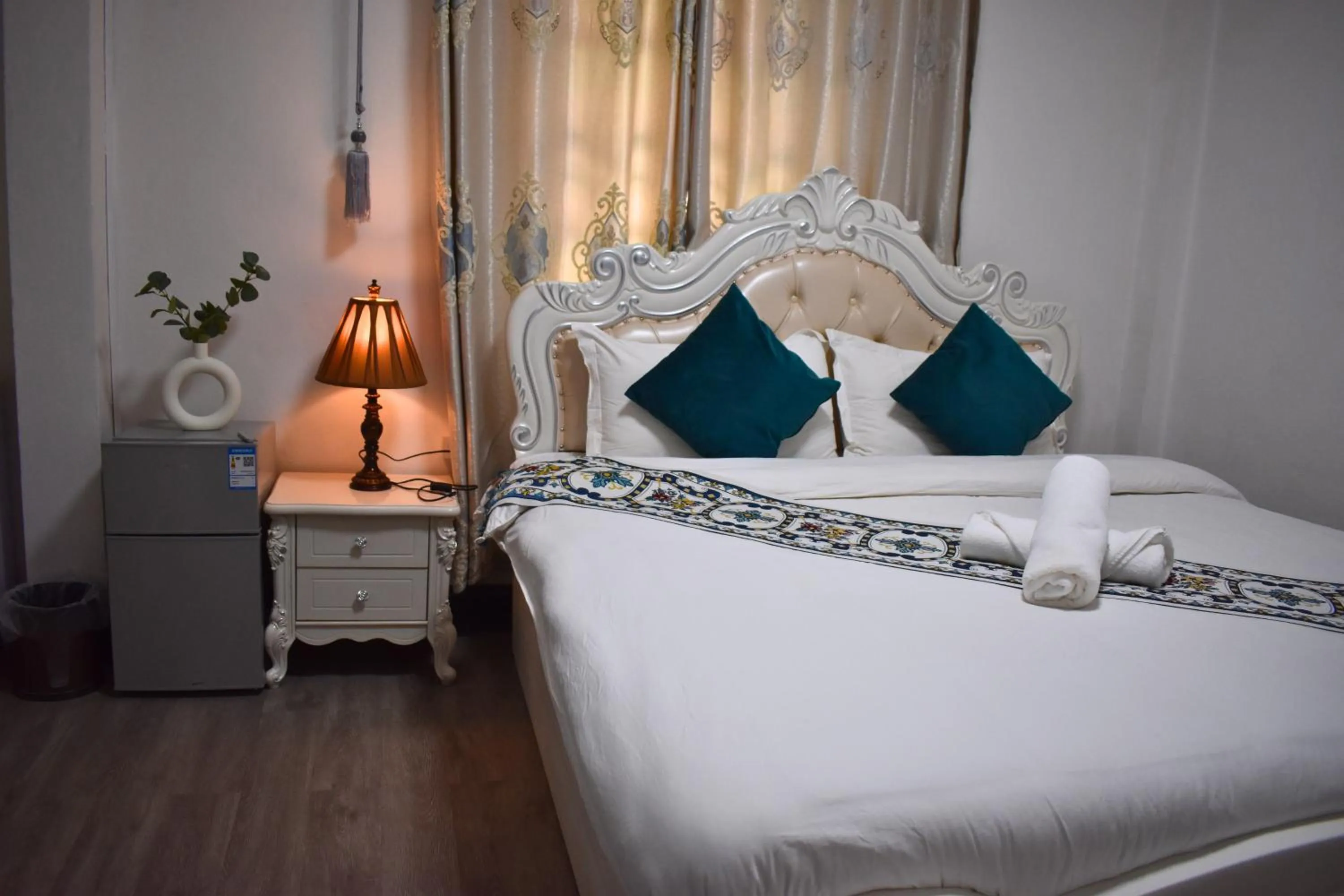 Bed in Monsane villa