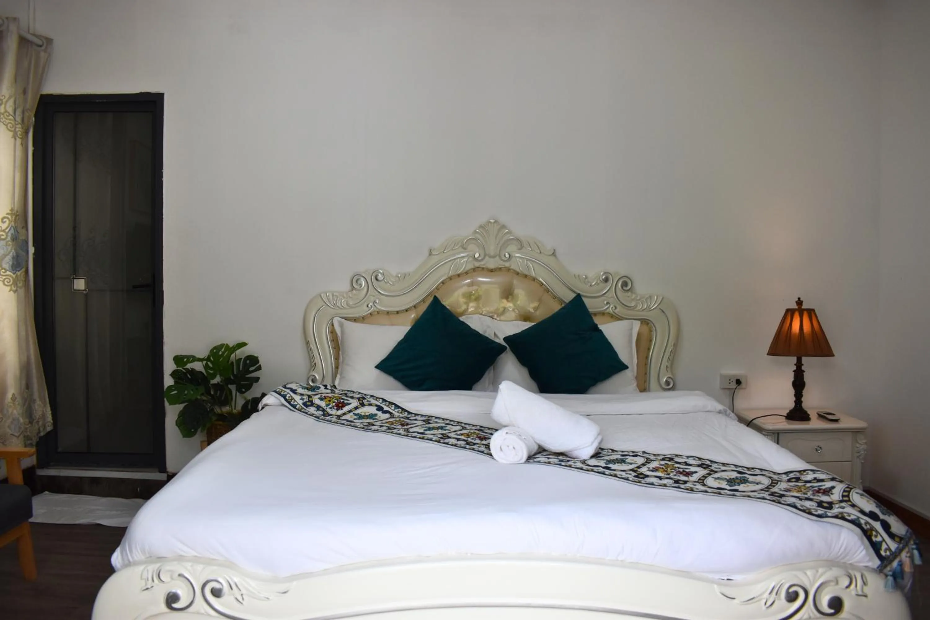 Bed in Monsane villa
