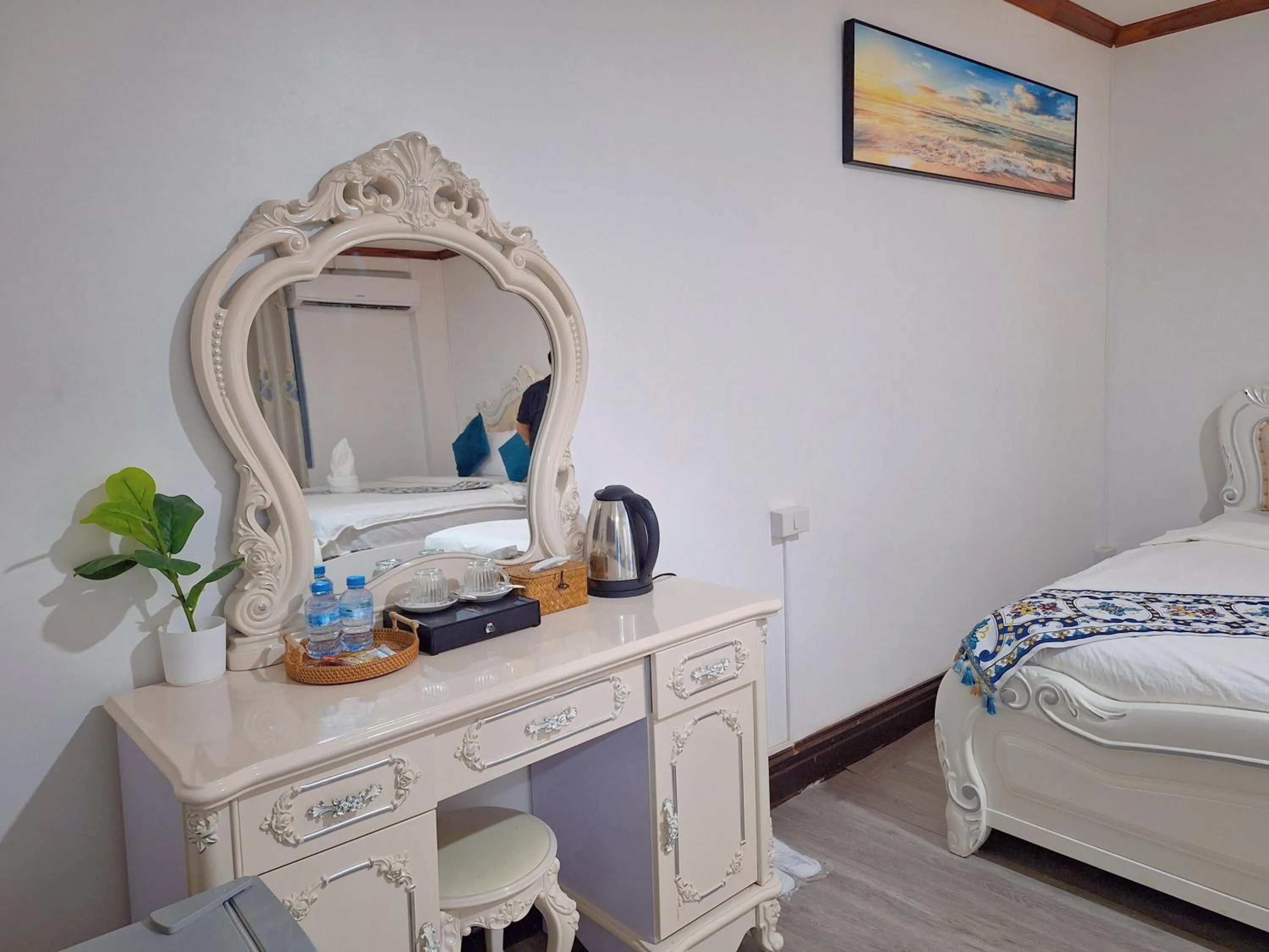 Photo of the whole room, Bed in Monsane villa