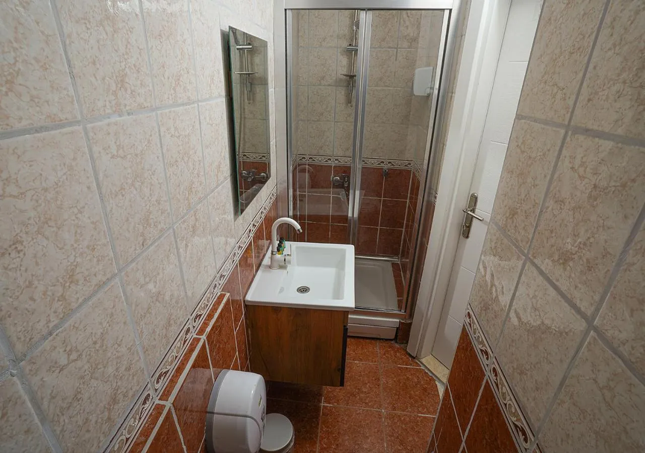 Shower in THE BEYBÛN HOTEL İstiklal Street Taksim