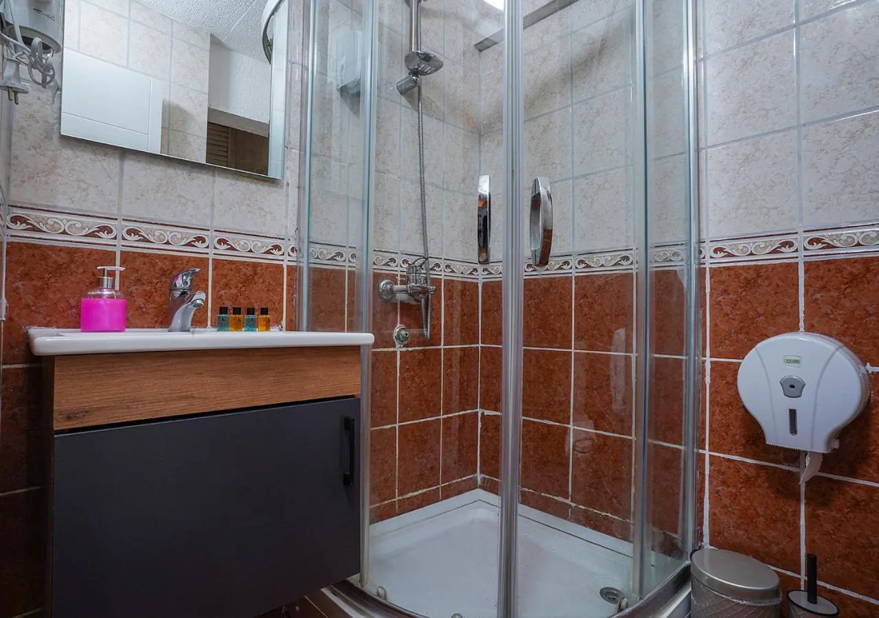 Shower in THE BEYBÛN HOTEL İstiklal Street Taksim
