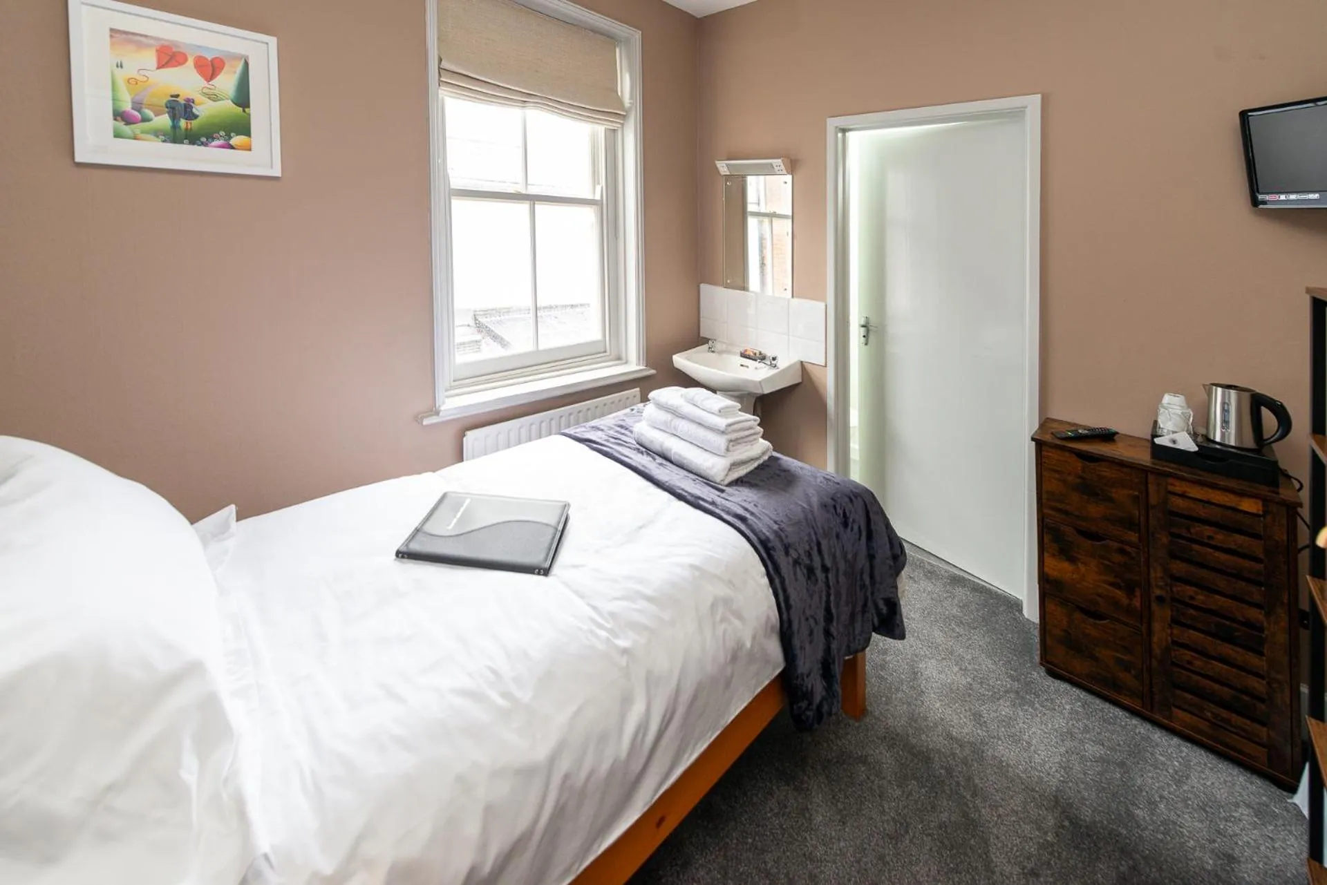 Photo of the whole room, Bed in Bosuns Chair