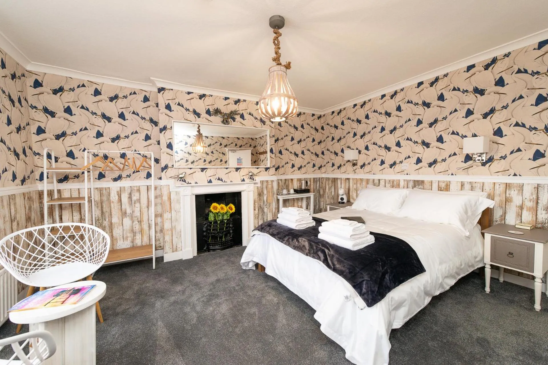 Photo of the whole room, Bed in Bosuns Chair