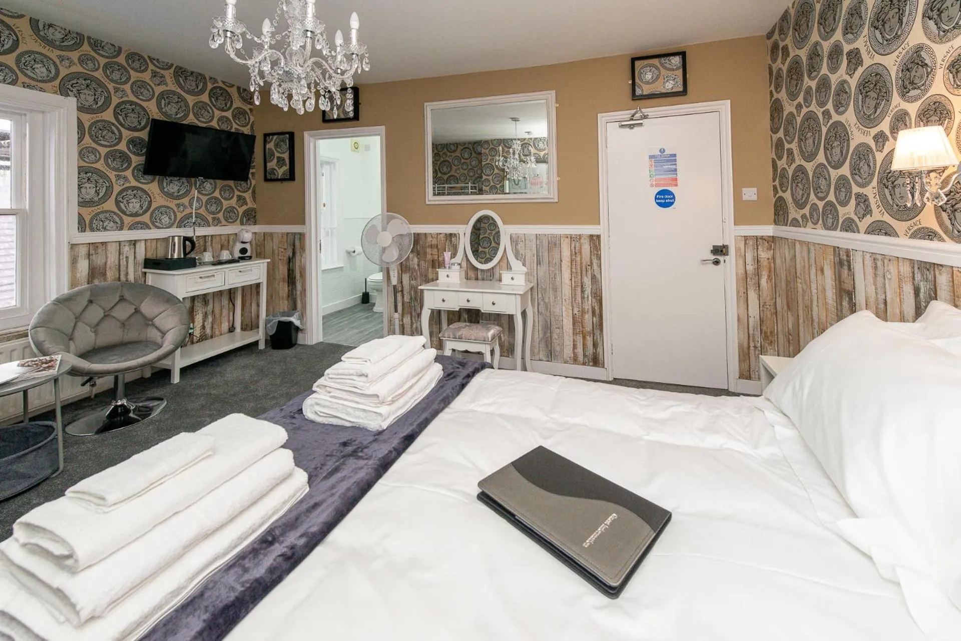 Photo of the whole room, Bed in Bosuns Chair