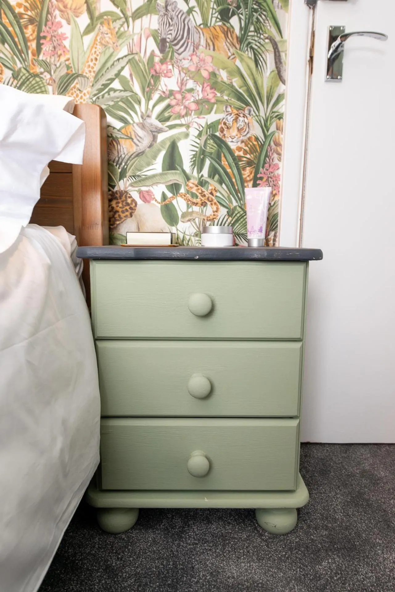 Bedroom, Bed in Bosuns Chair