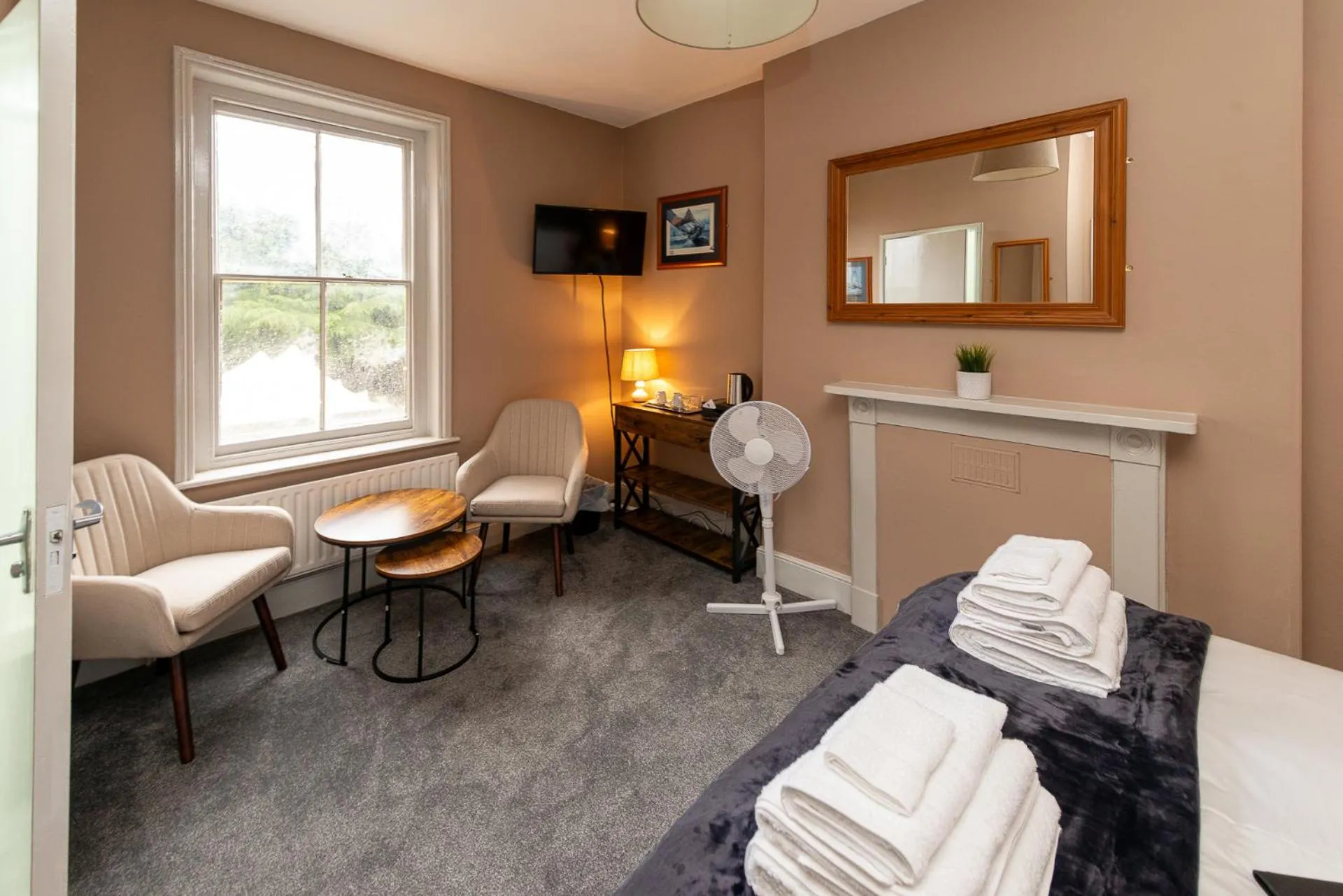 Photo of the whole room, Bed in Bosuns Chair