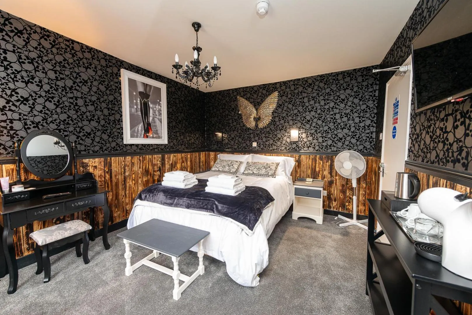 Bedroom, Bed in Bosuns Chair