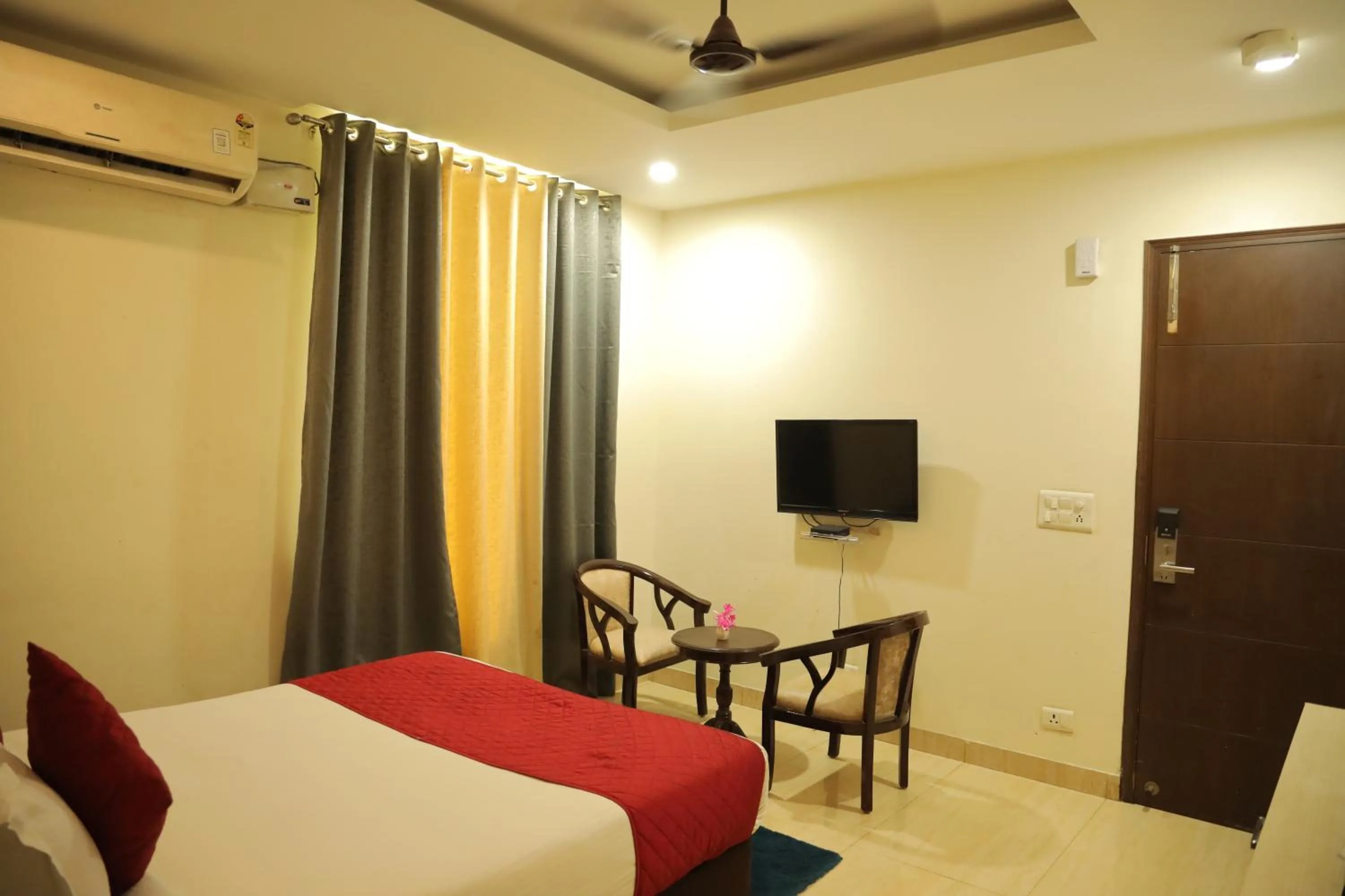 Bedroom, Bed in Hotel Nirvana Suites