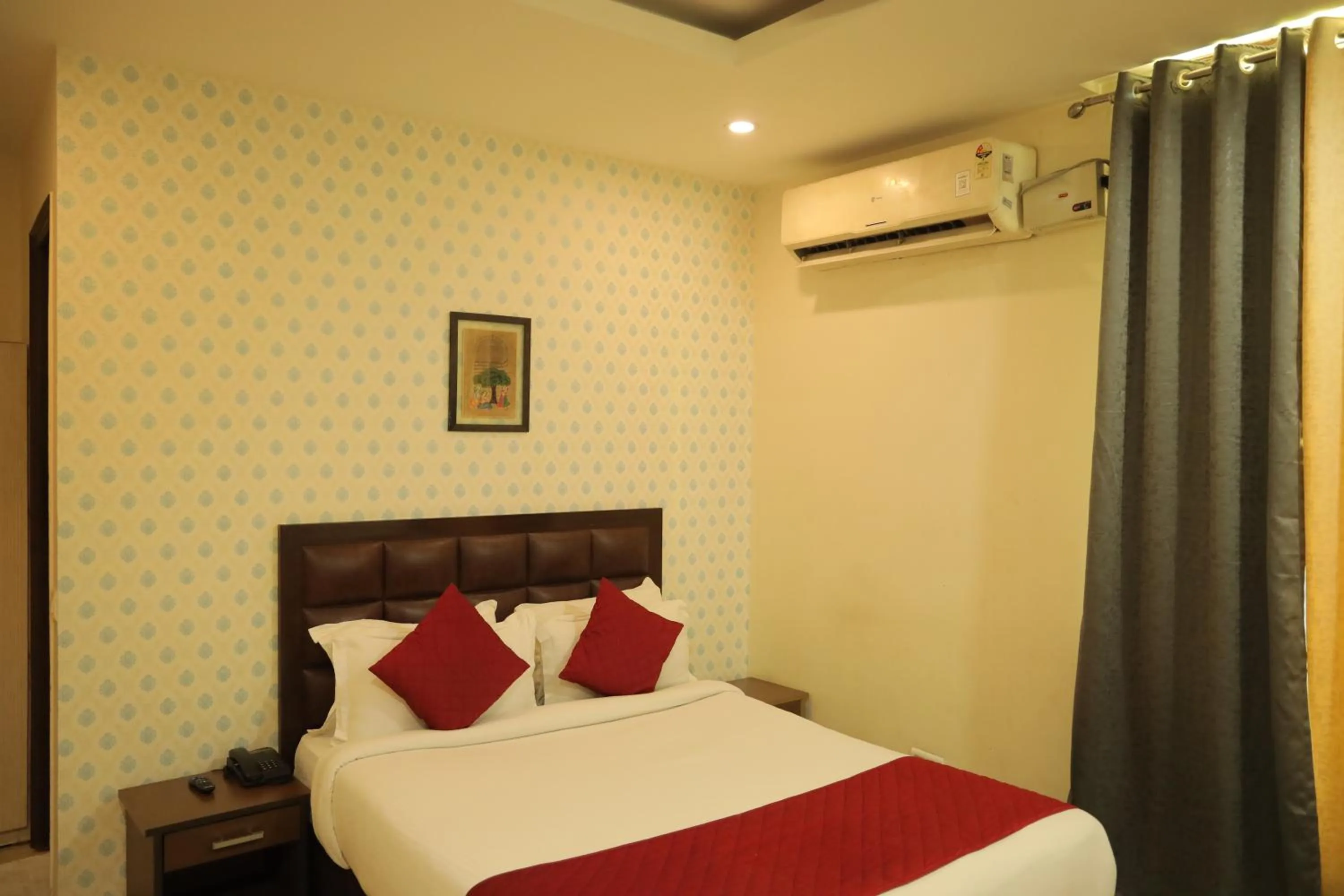 Bedroom, Bed in Hotel Nirvana Suites