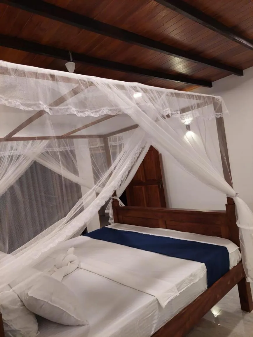 Bed in Sea Glow - Tangalle