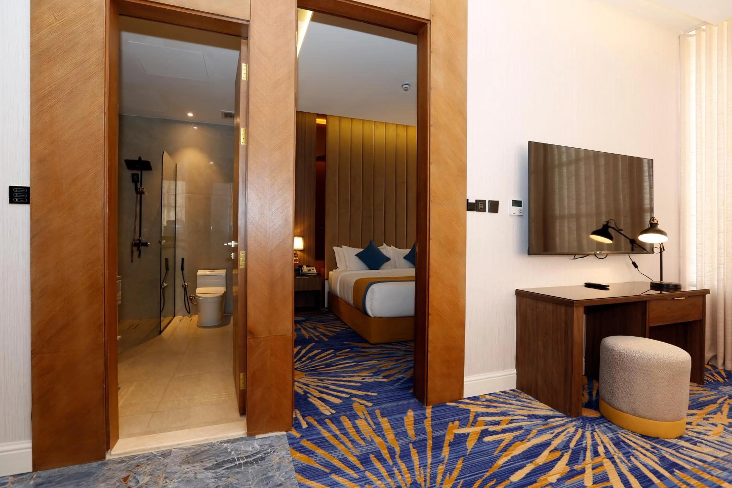 Bathroom, Bed in Novo Hotel