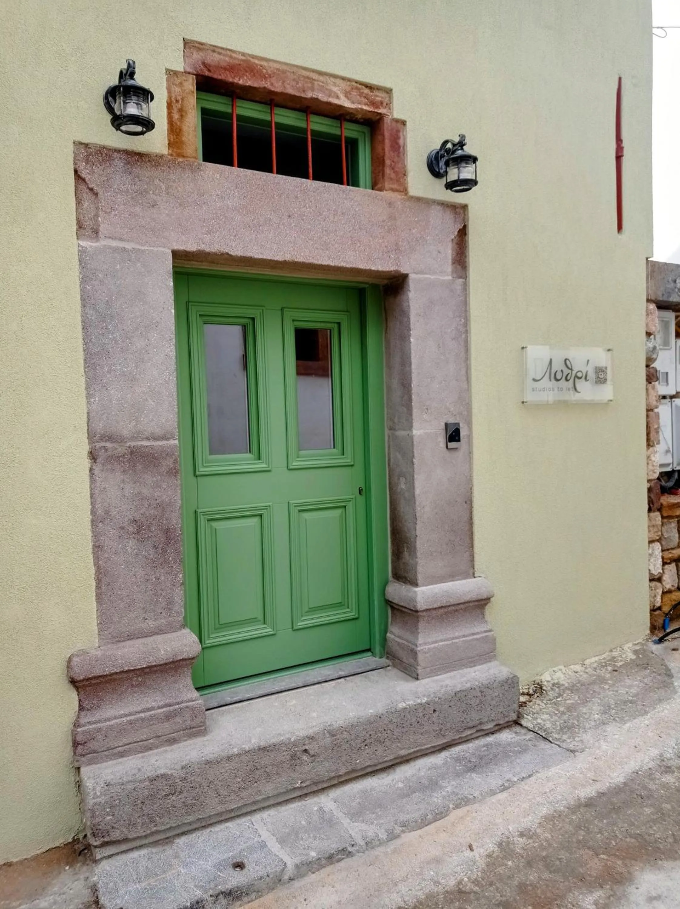 Facade/entrance in Lythri Studios
