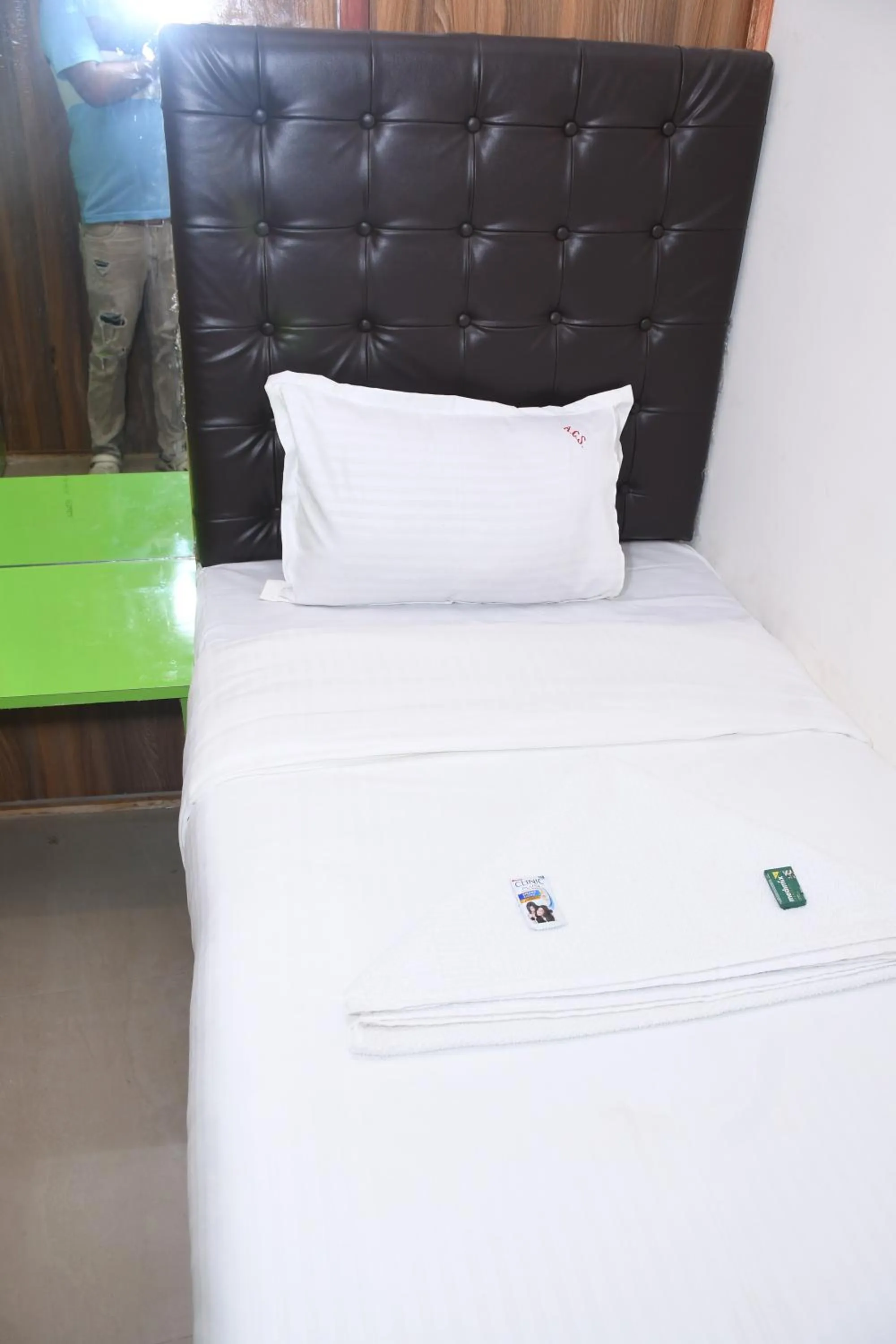 Bed in Airport Cabin Stay Mumbai Near T2