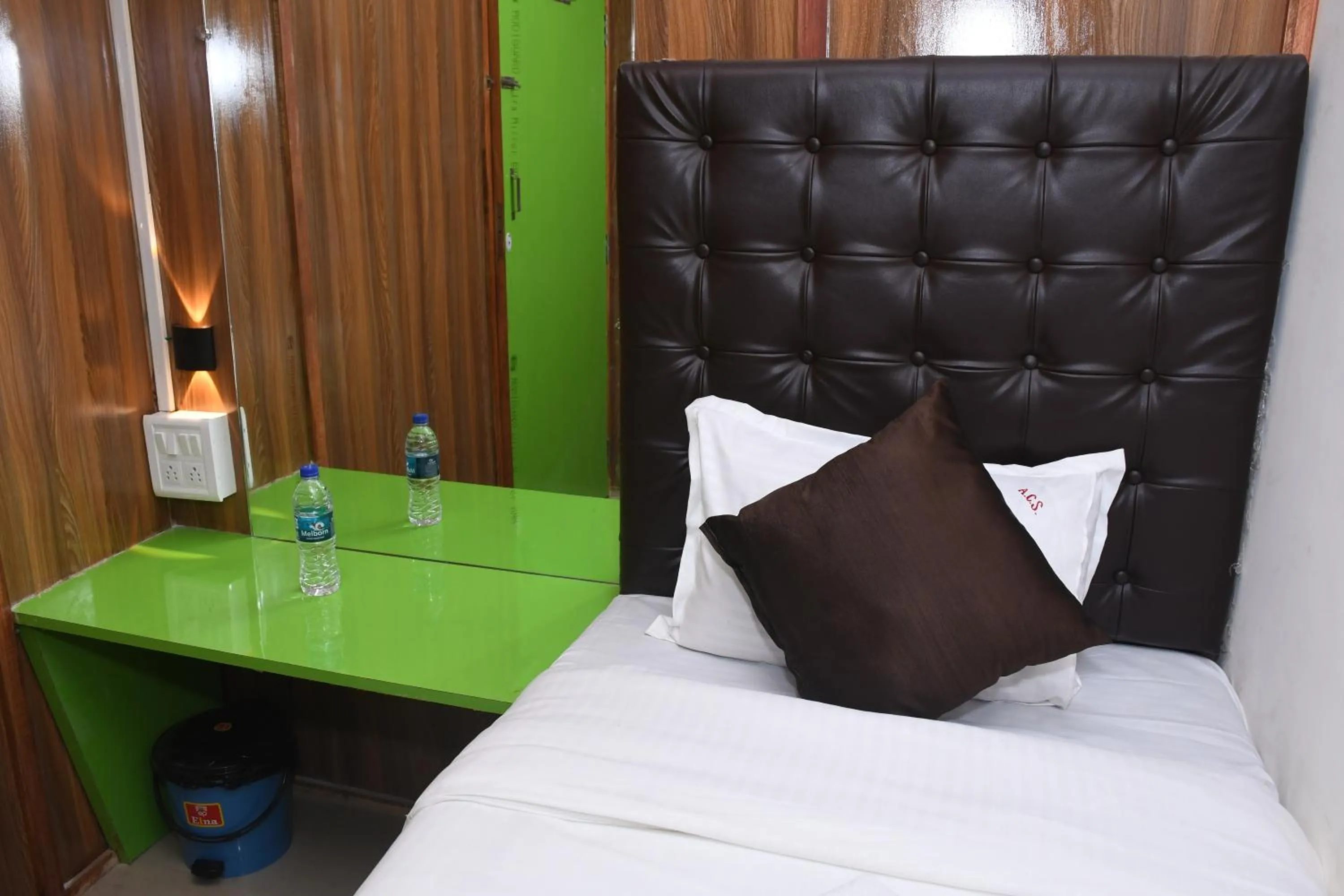 Bed in Airport Cabin Stay Mumbai Near T2