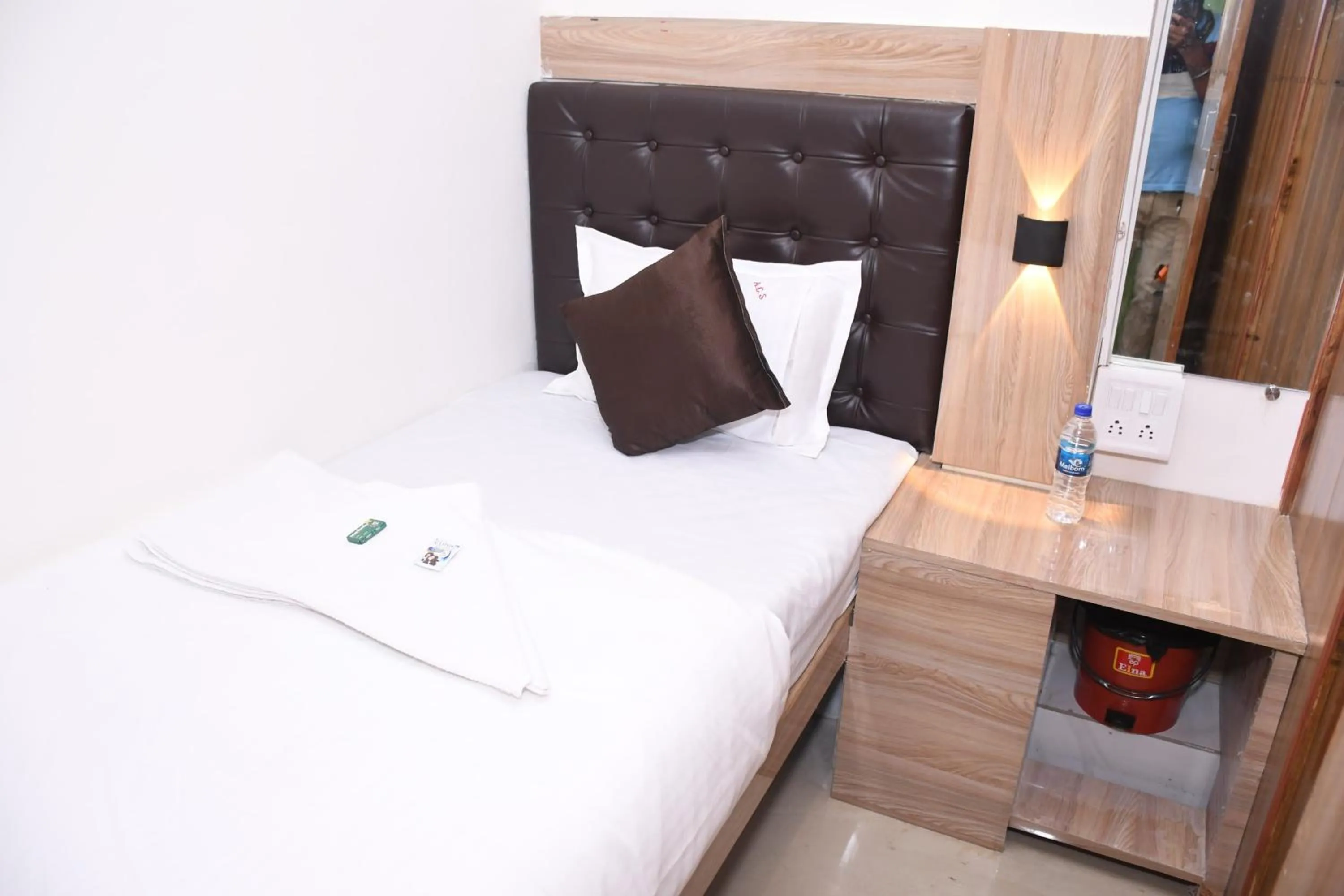 Bedroom, Bed in Airport Cabin Stay Mumbai Near T2