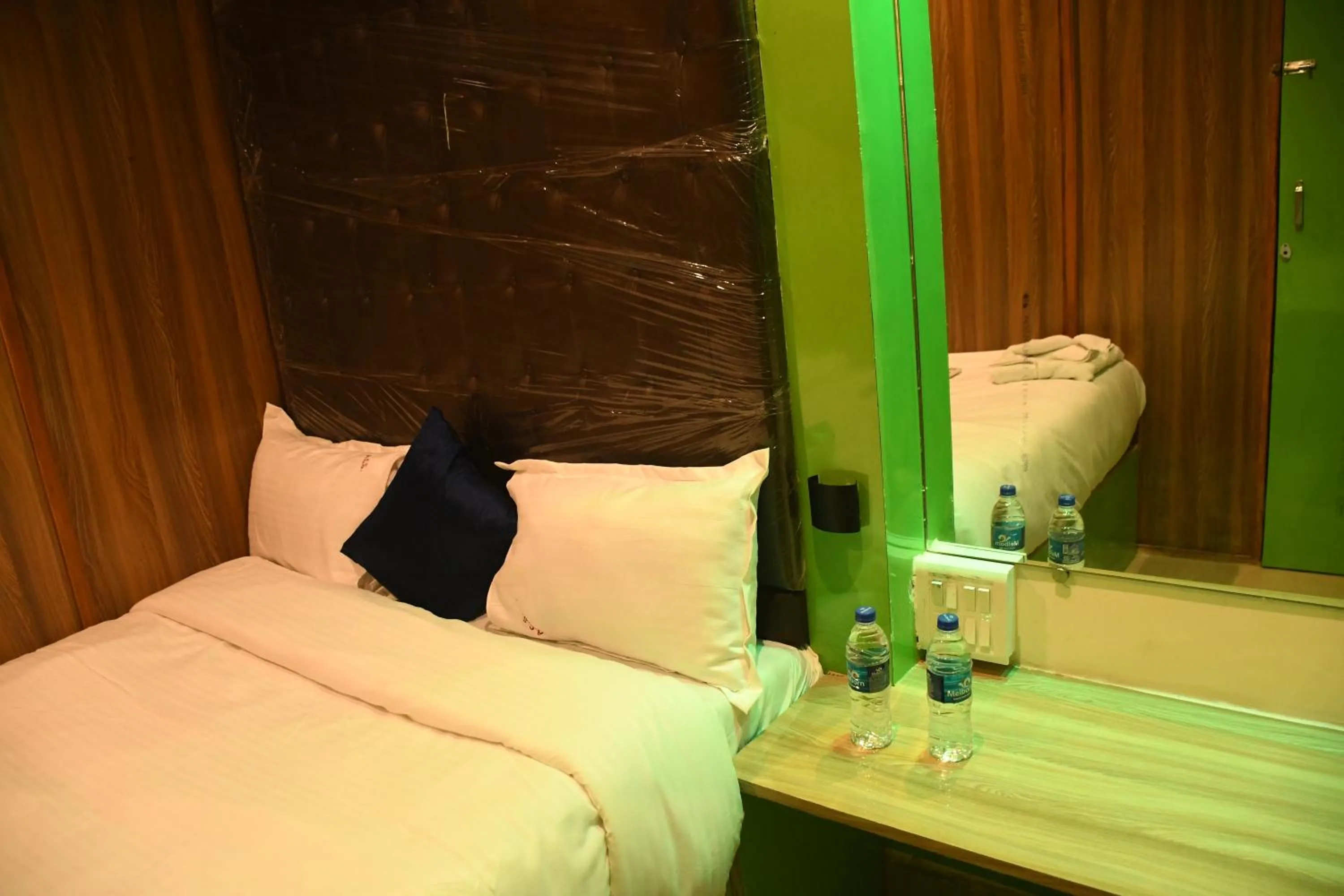 Bed in Airport Cabin Stay Mumbai Near T2