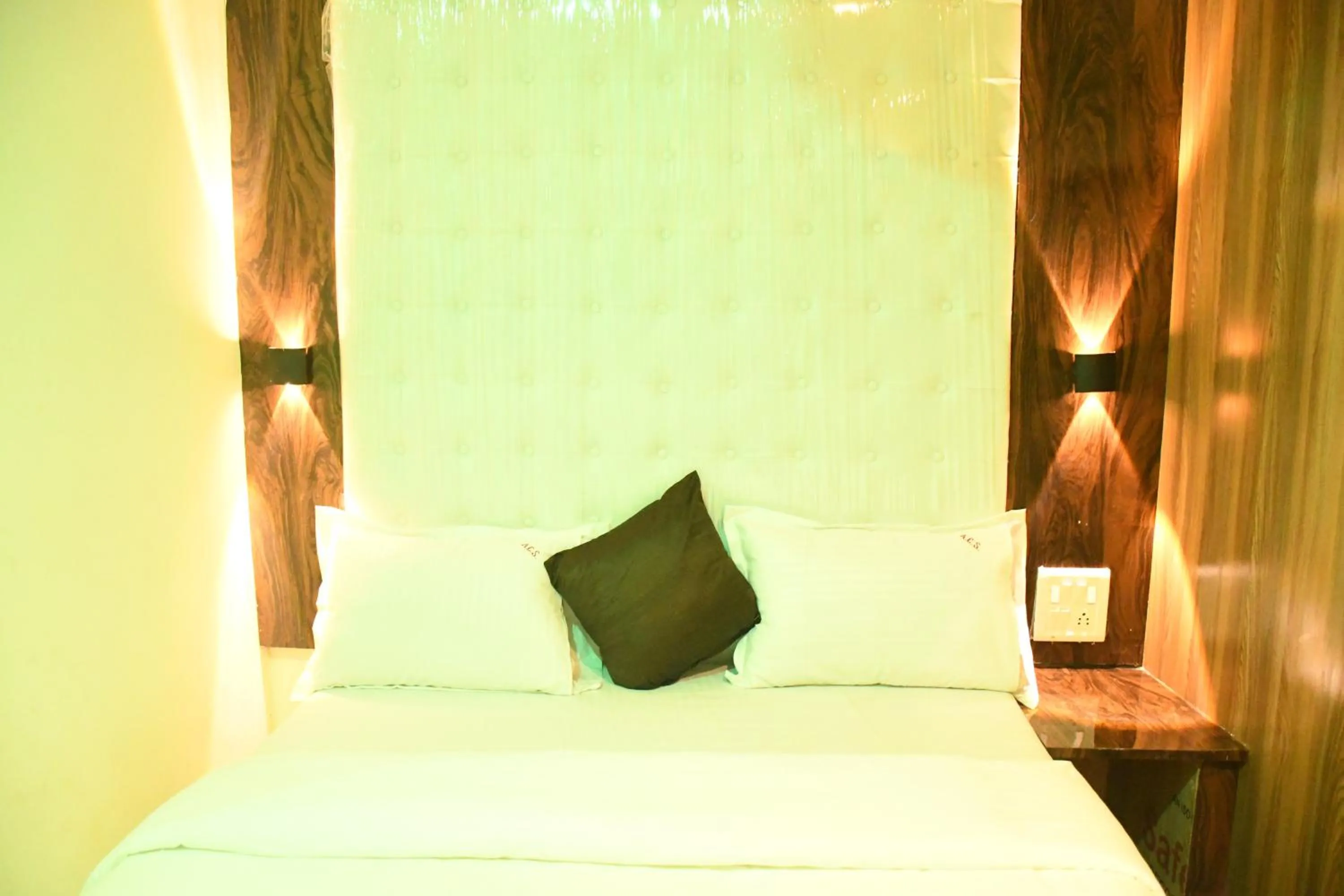 Bed in Airport Cabin Stay Mumbai Near T2