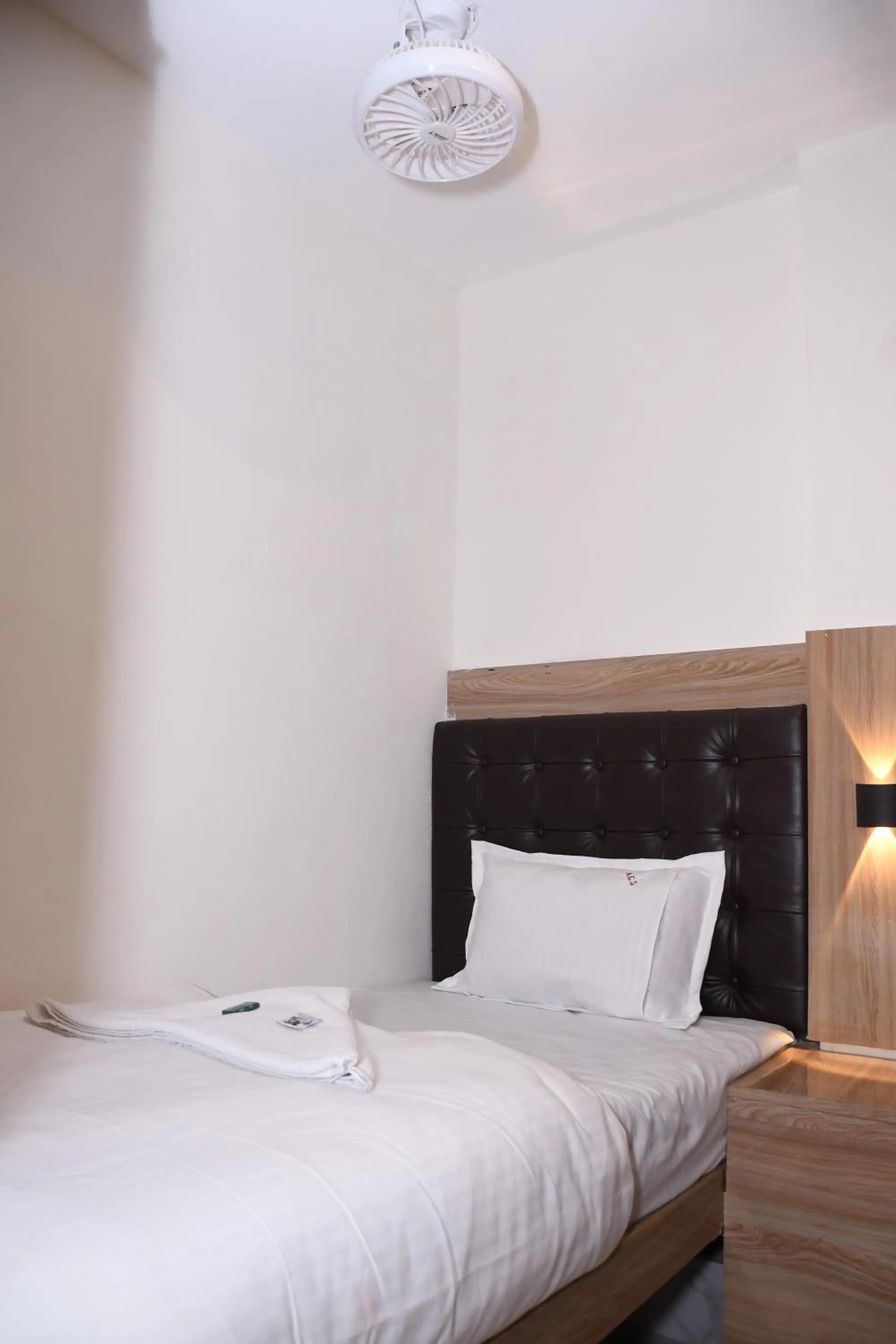 Bed in Airport Cabin Stay Mumbai Near T2