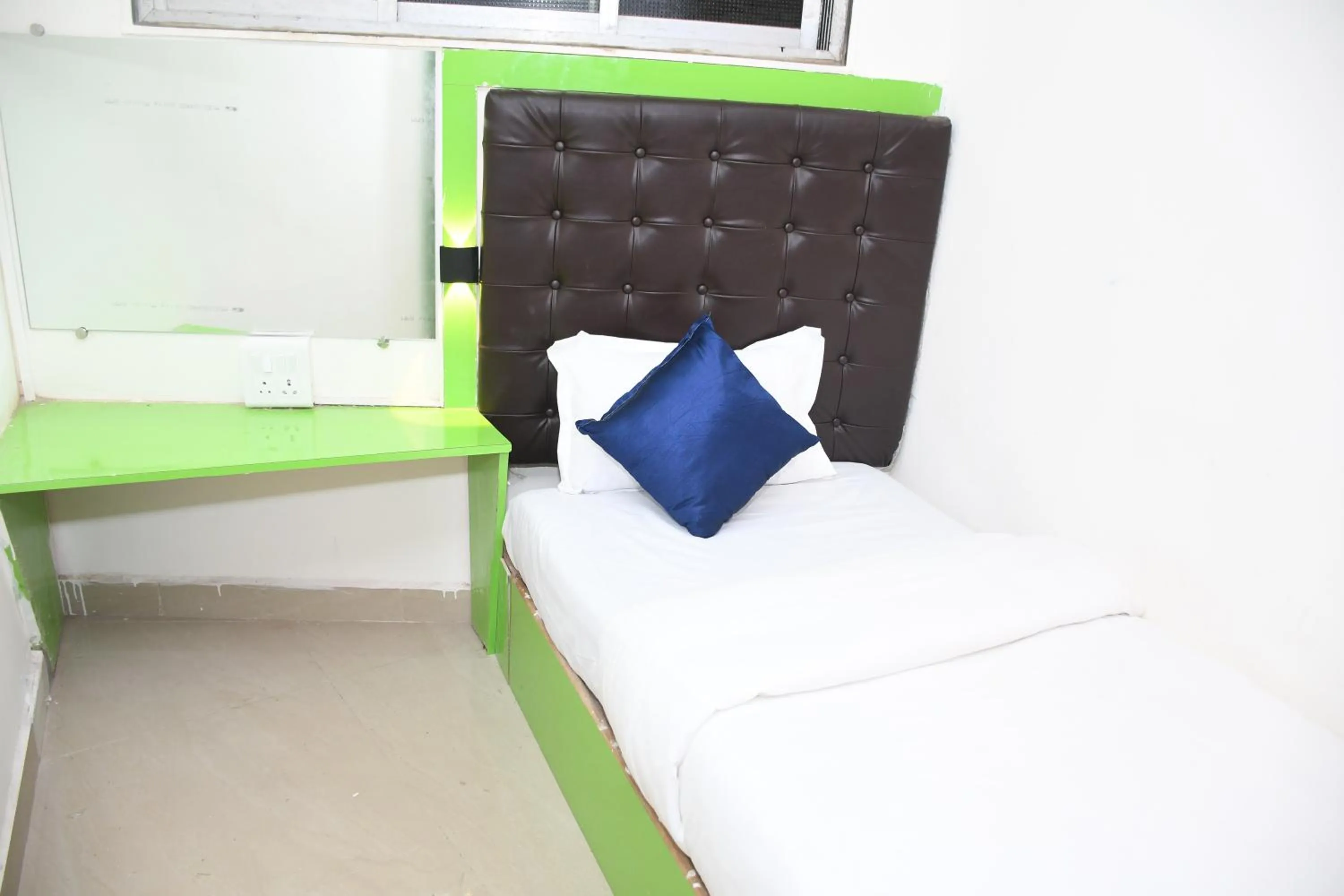 Bed in Airport Cabin Stay Mumbai Near T2