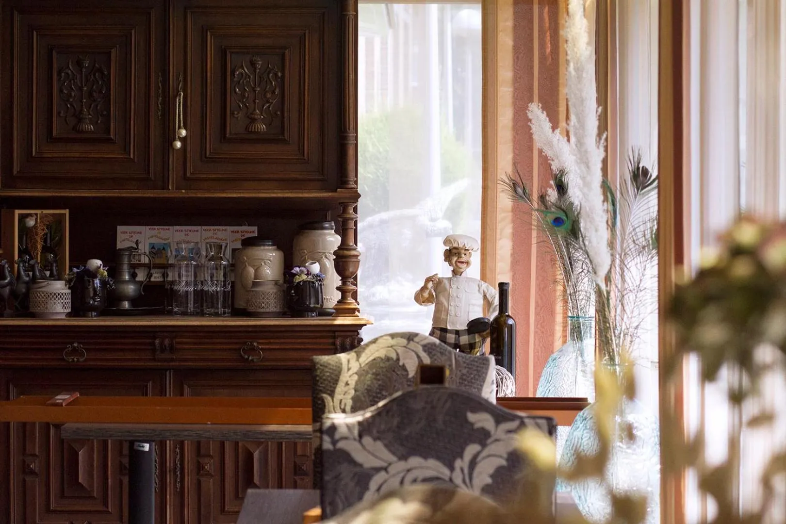 Restaurant/places to eat in Grand Hotel Monopole