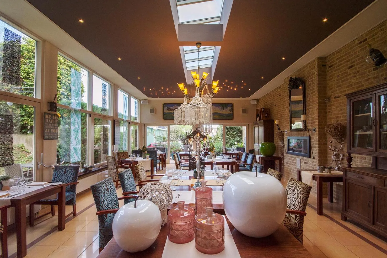 Restaurant/places to eat in Grand Hotel Monopole