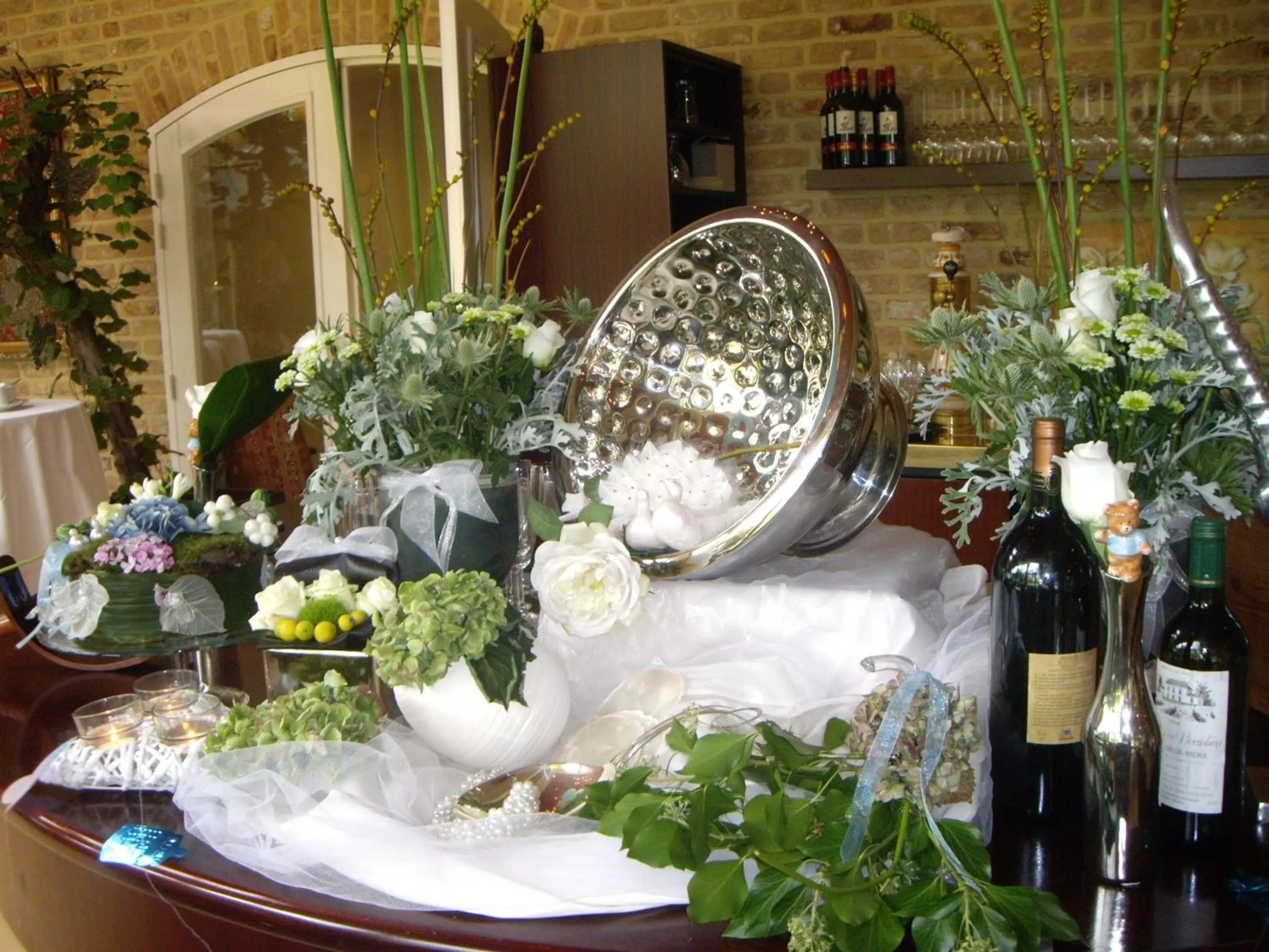 Restaurant/places to eat in Grand Hotel Monopole