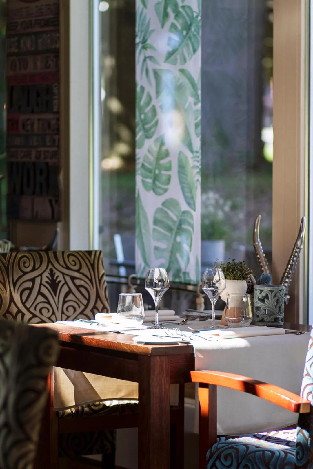 Restaurant/places to eat in Grand Hotel Monopole