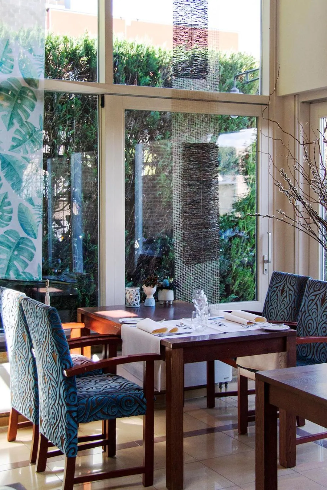 Restaurant/places to eat in Grand Hotel Monopole