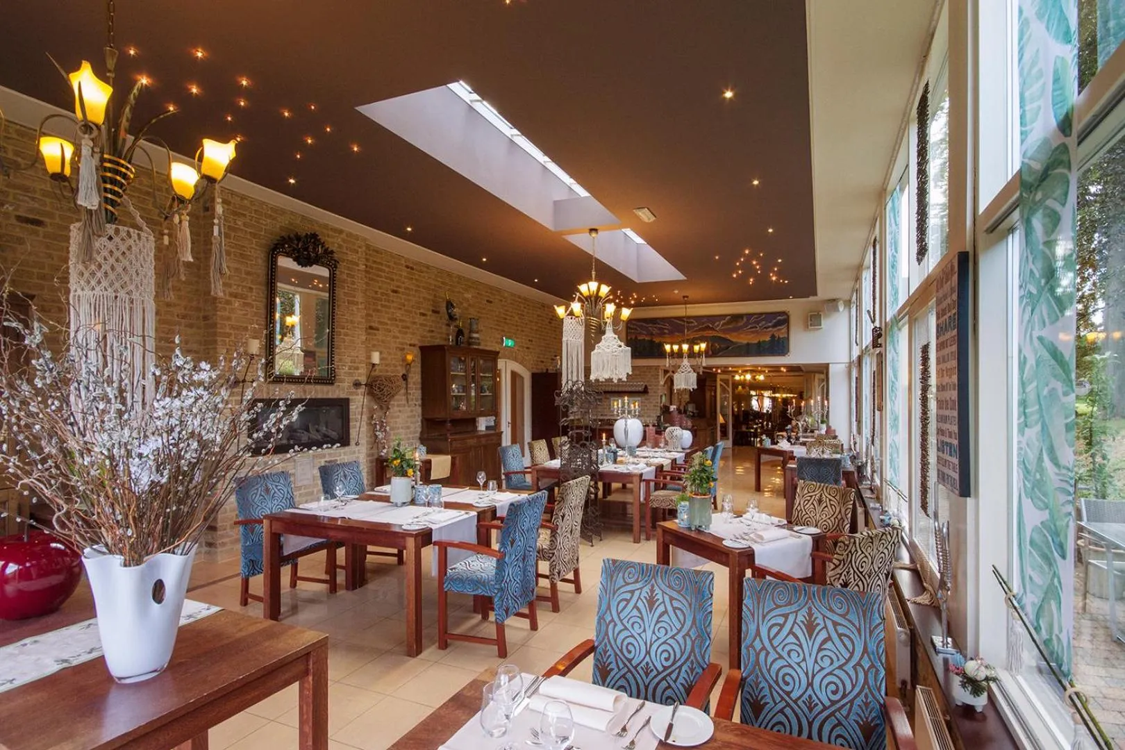 Restaurant/places to eat in Grand Hotel Monopole