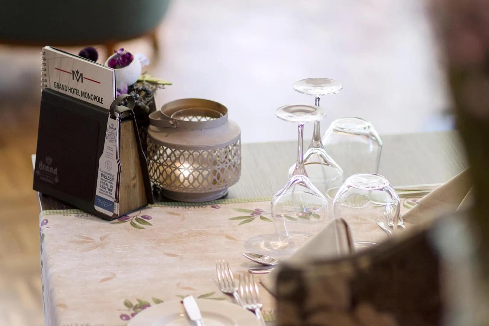 Restaurant/places to eat in Grand Hotel Monopole