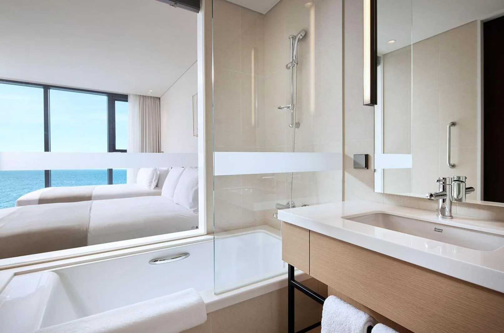 Bath, Bed in Shilla Stay Plus Iho Tewoo Ocean Front