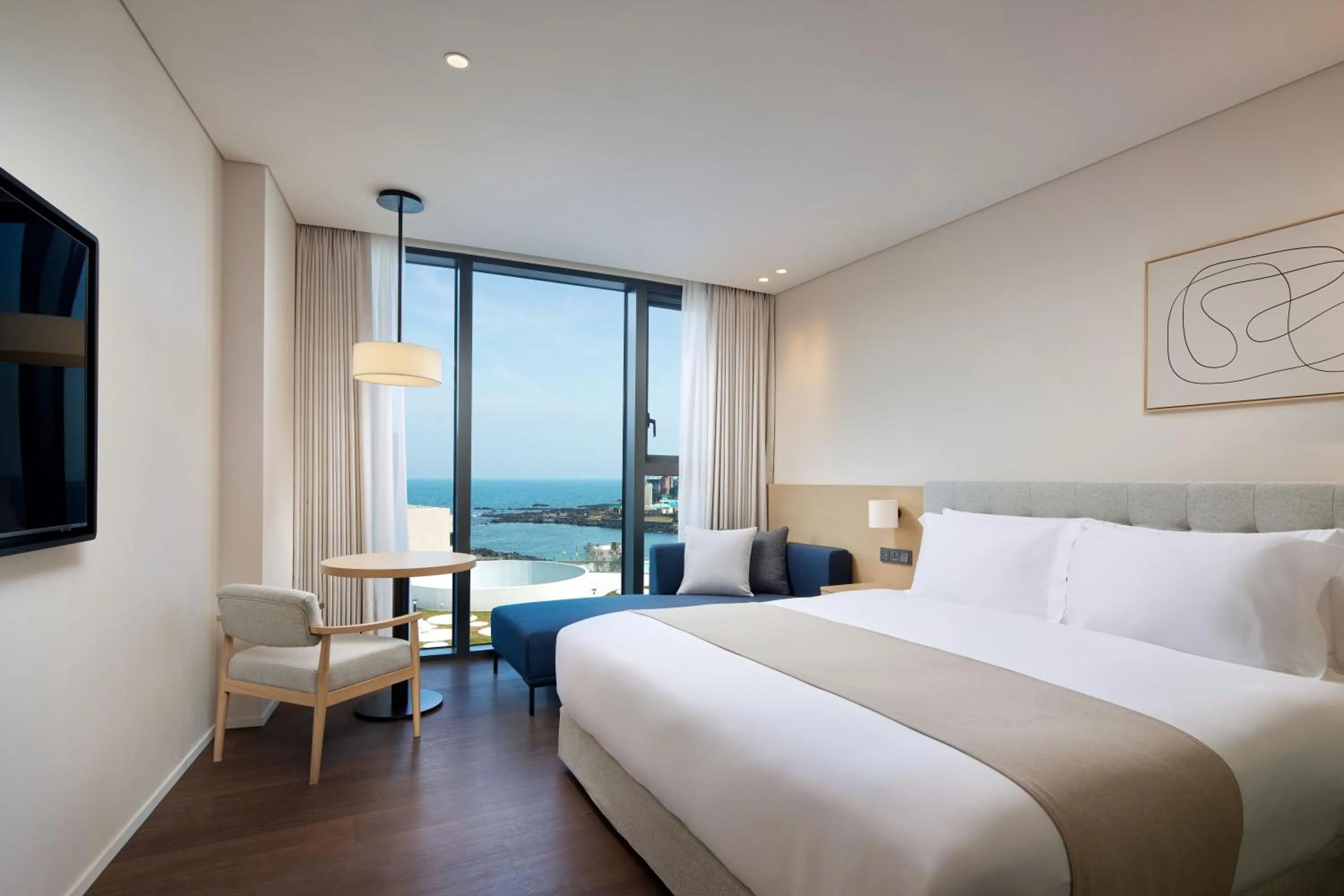 Bed in Shilla Stay Plus Iho Tewoo Ocean Front