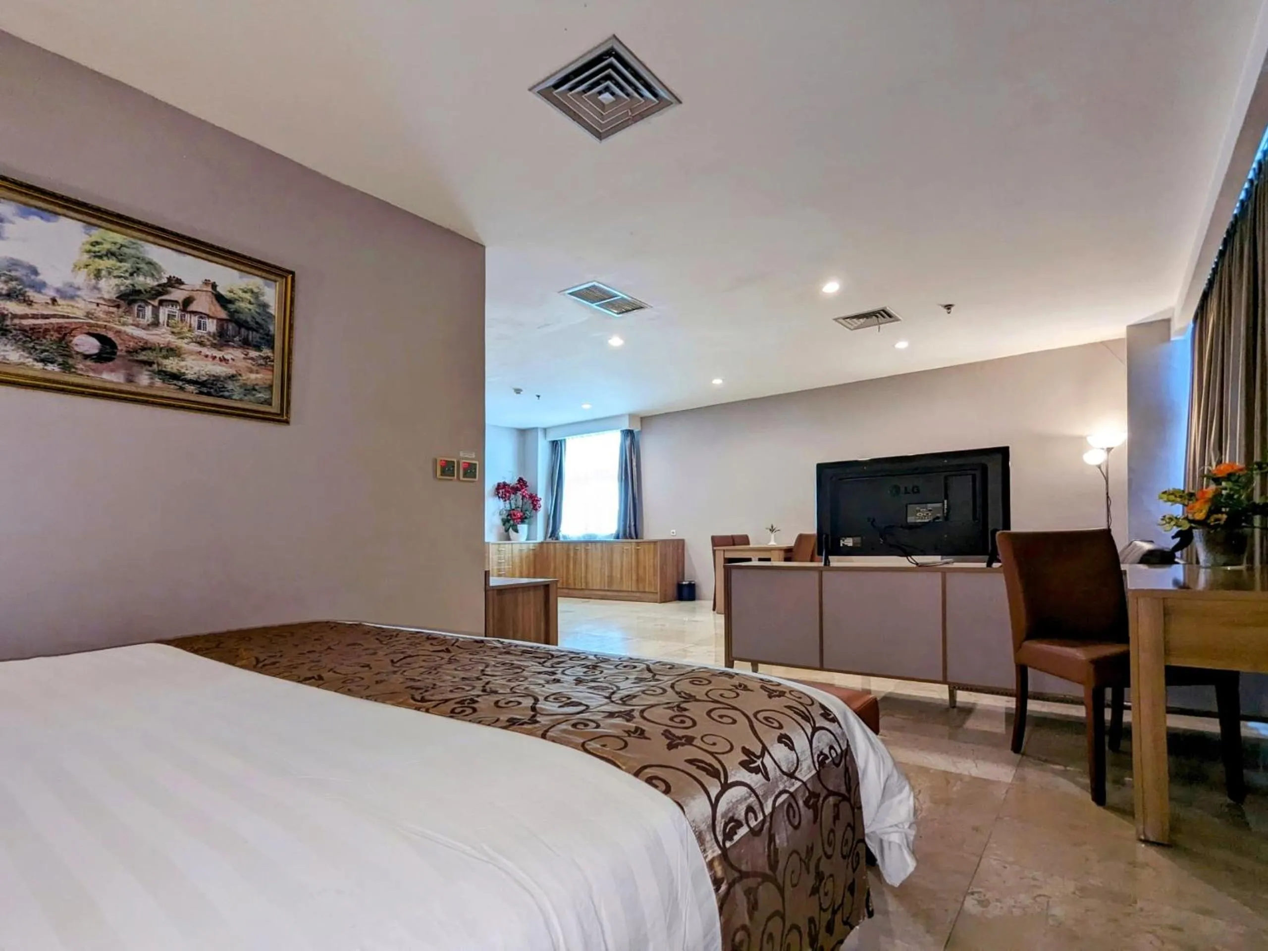 Photo of the whole room, Bed in Grand Zuri Pematangsiantar