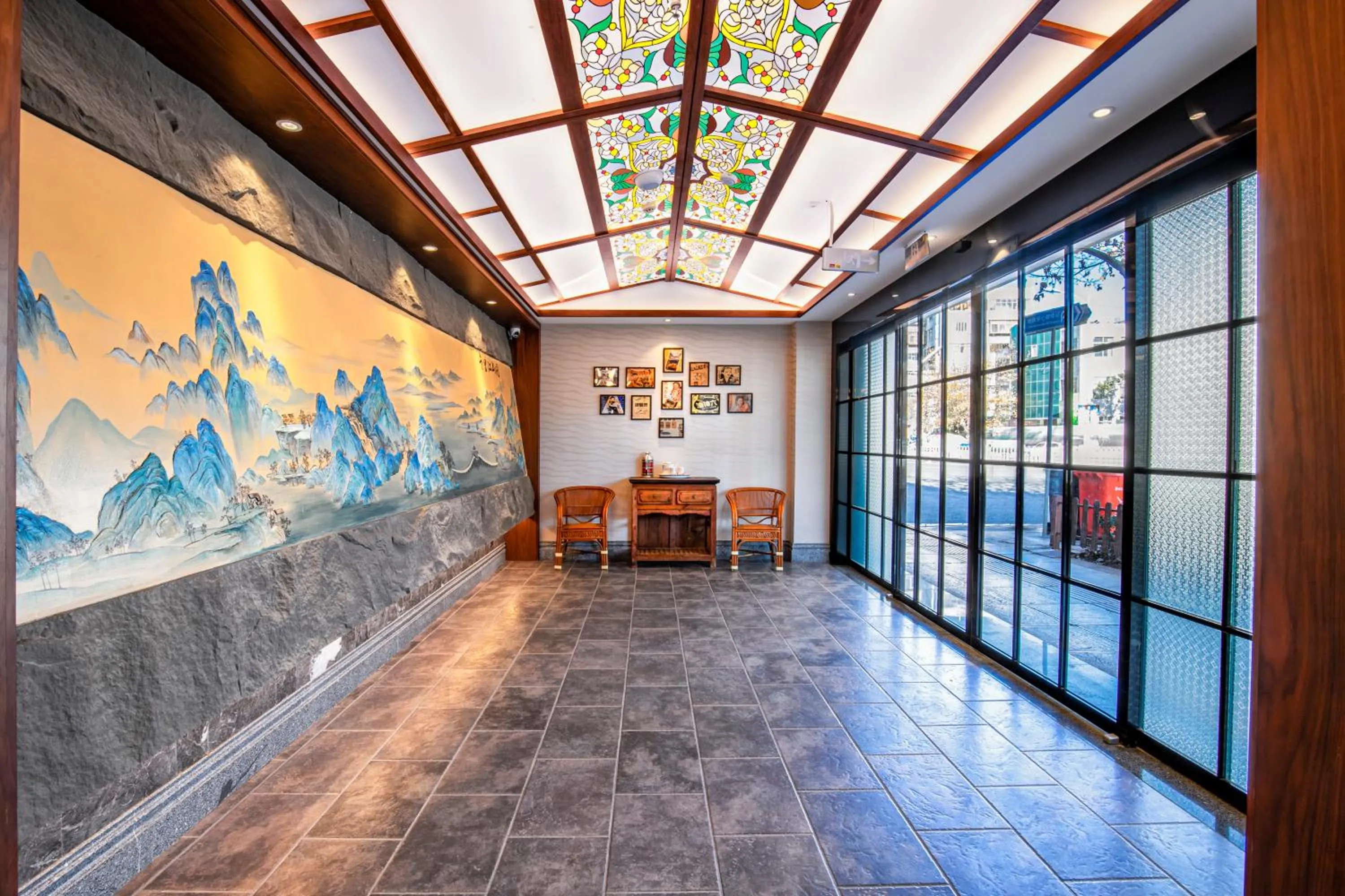 Communal lounge/ TV room in Nostalgia S Hotel Kunming Old Street