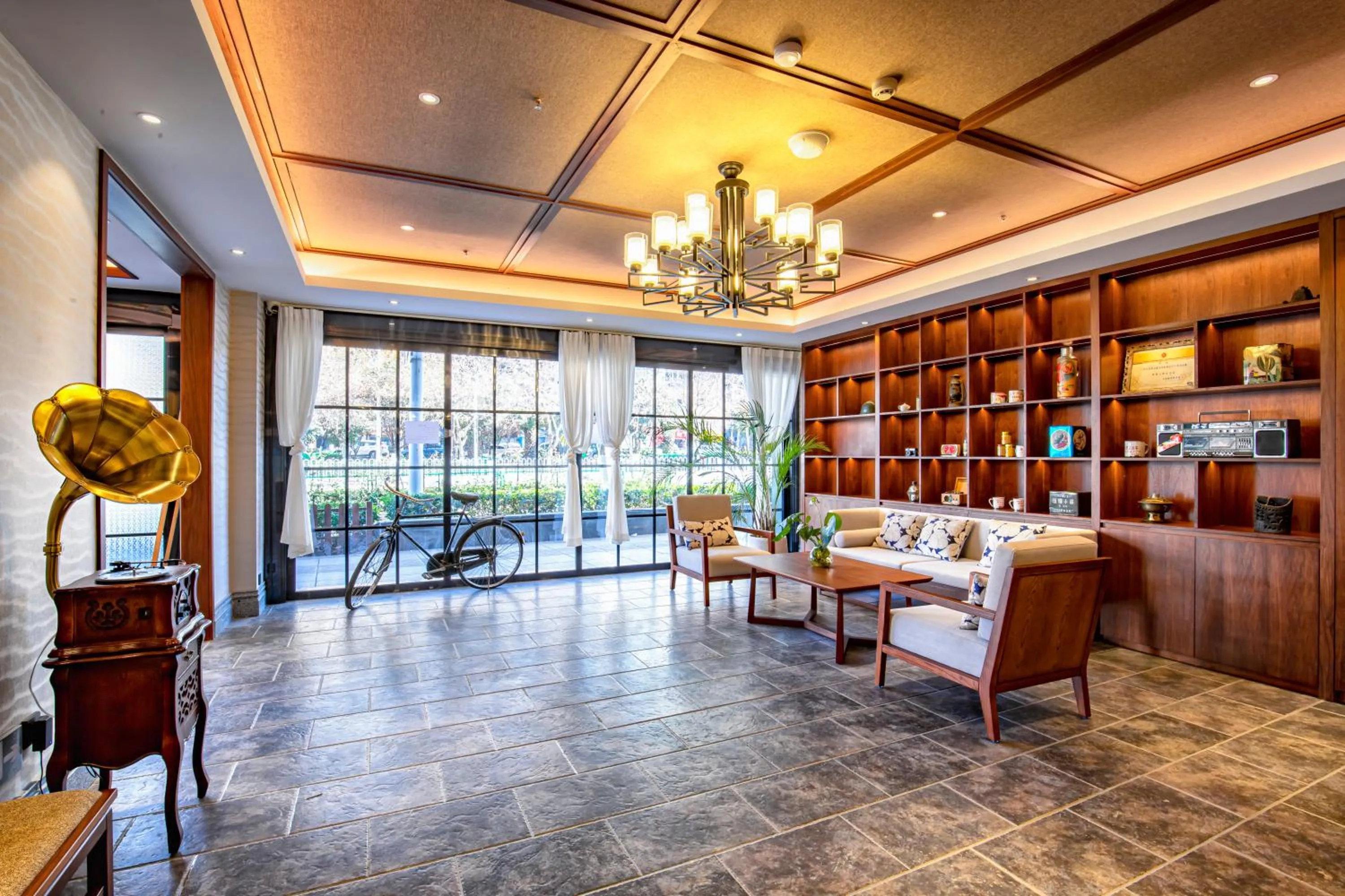 Communal lounge/ TV room in Nostalgia S Hotel Kunming Old Street