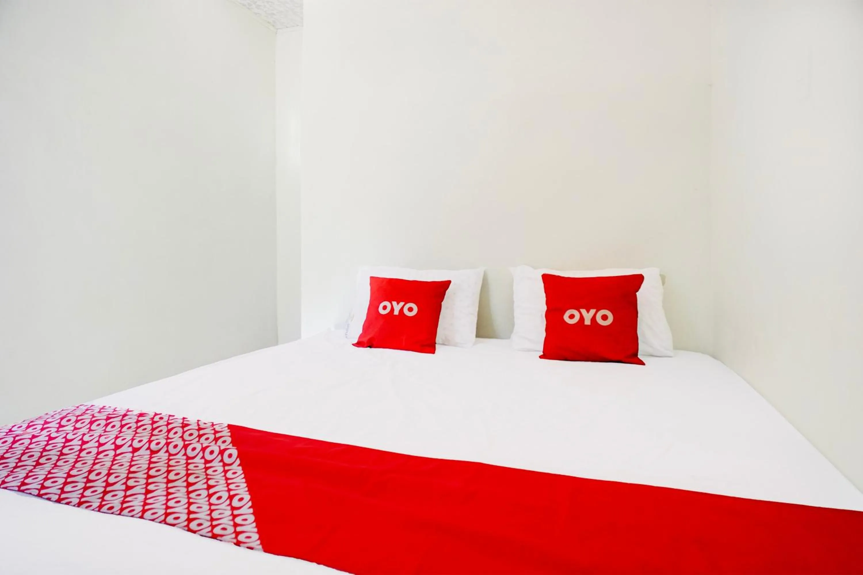 Bedroom, Bed in Hotel O Sejolie Sibayak