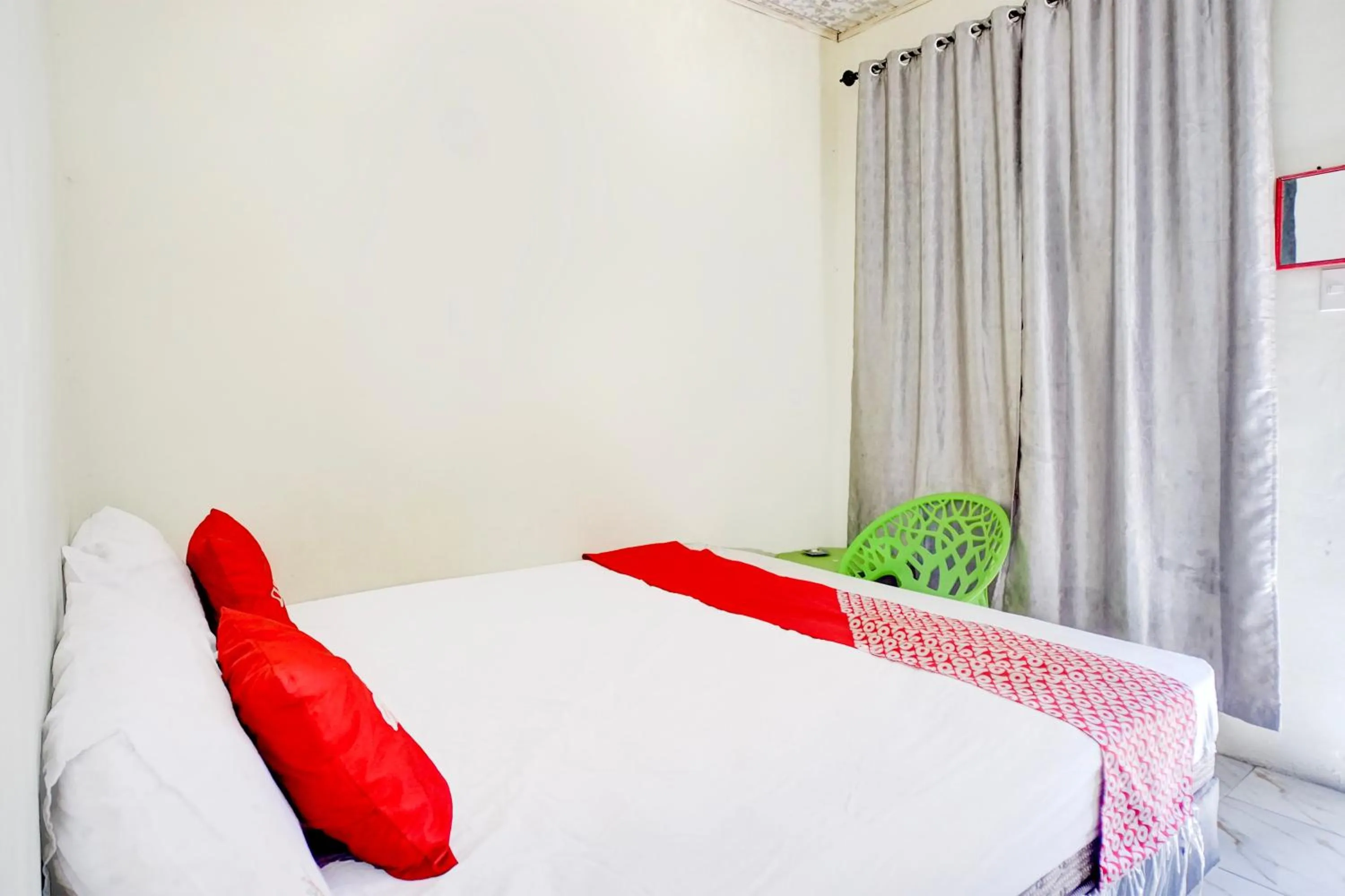 Bedroom, Bed in Hotel O Sejolie Sibayak