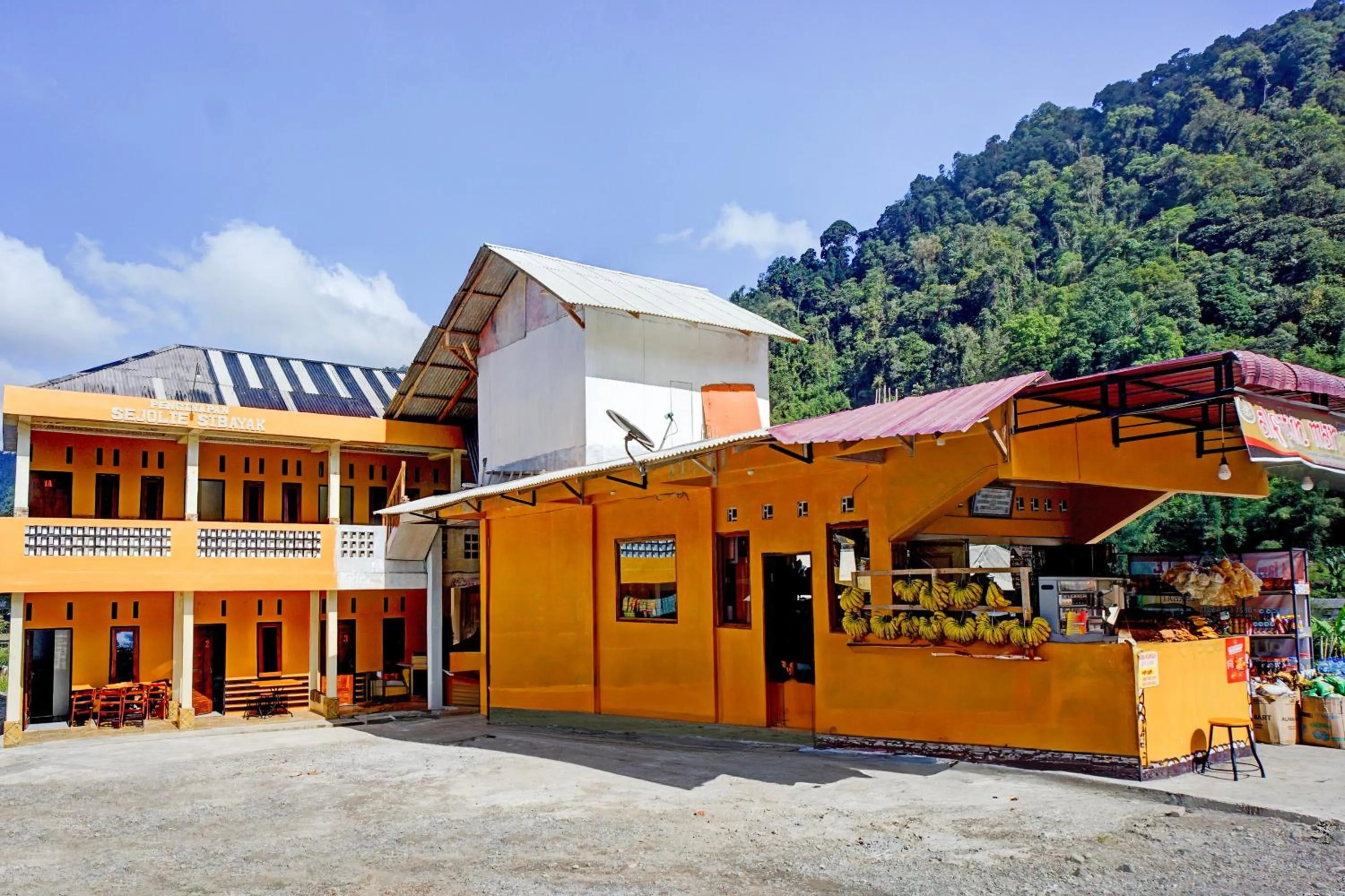 Facade/entrance in Hotel O Sejolie Sibayak