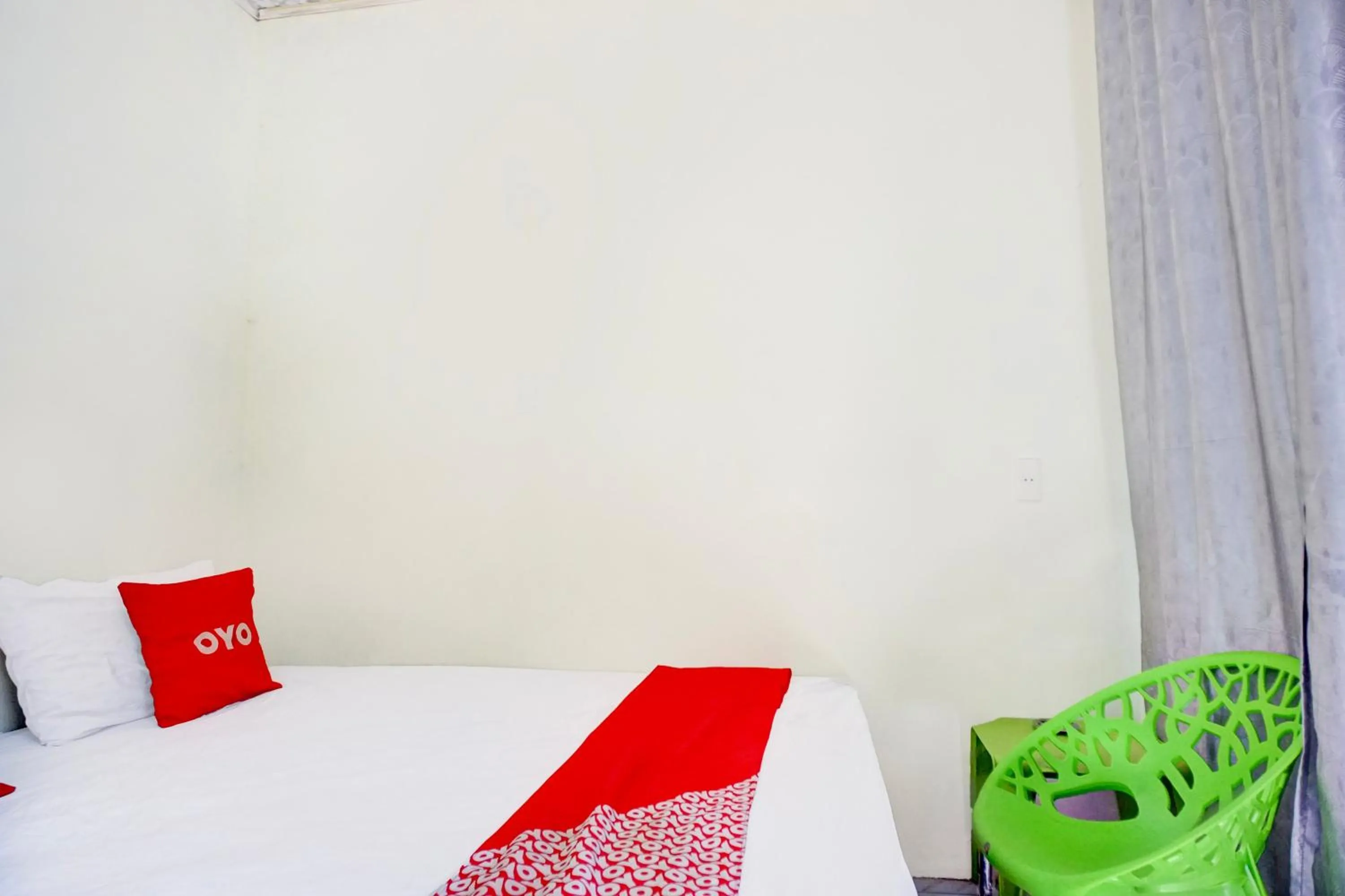 Bedroom, Bed in Hotel O Sejolie Sibayak