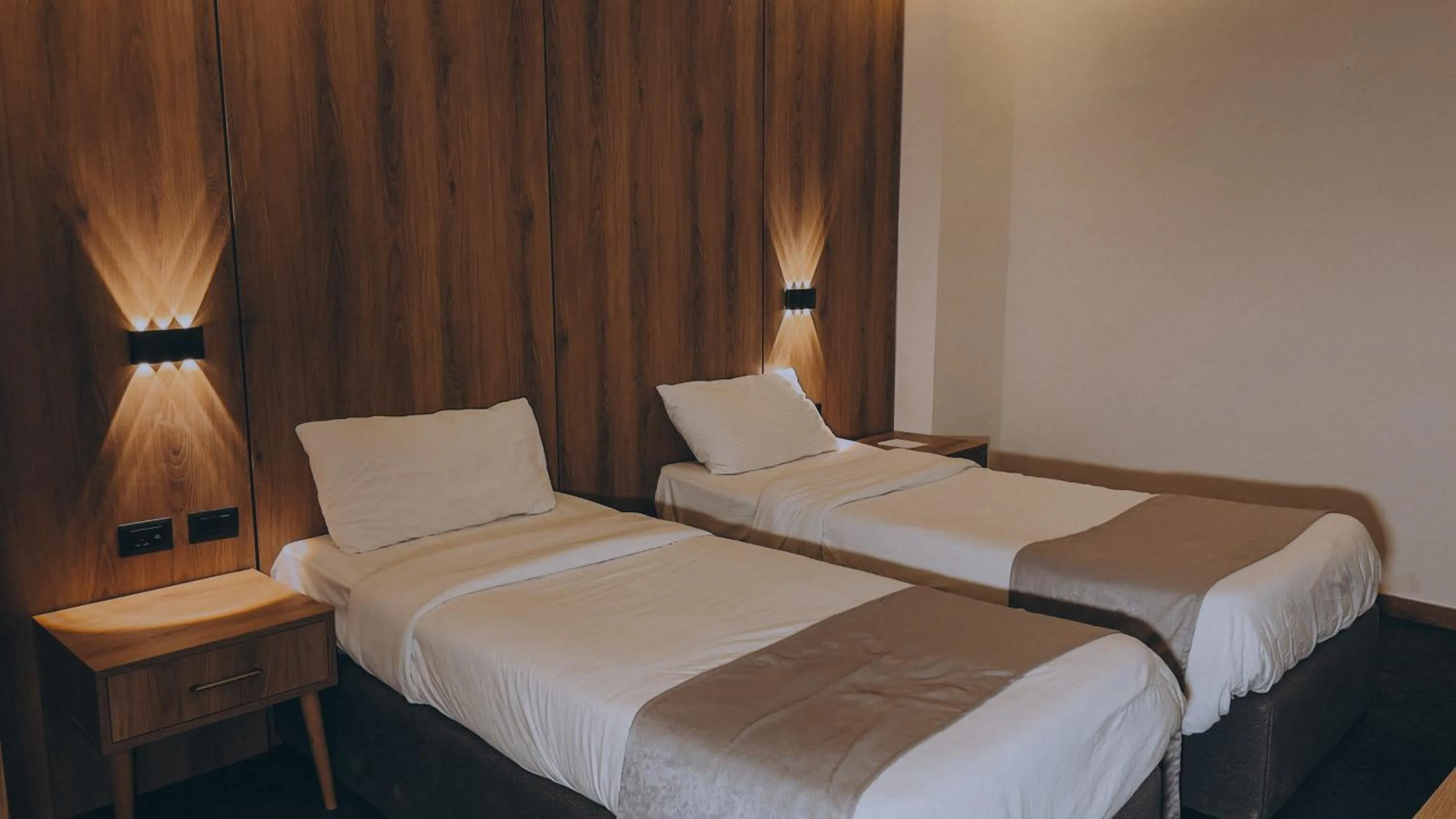 Bedroom, Bed in Sandy palace Hotel