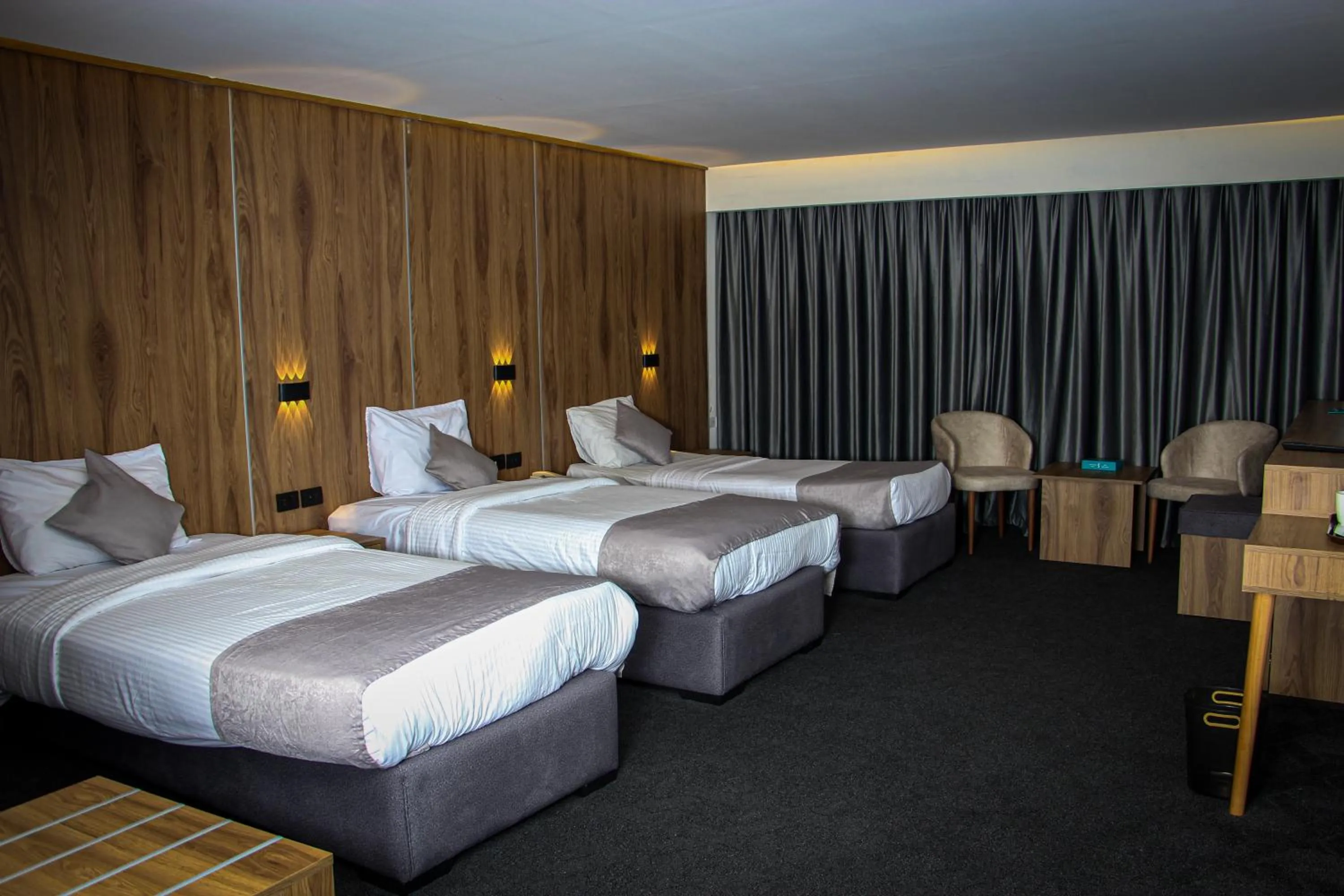 Bedroom, Bed in Sandy palace Hotel