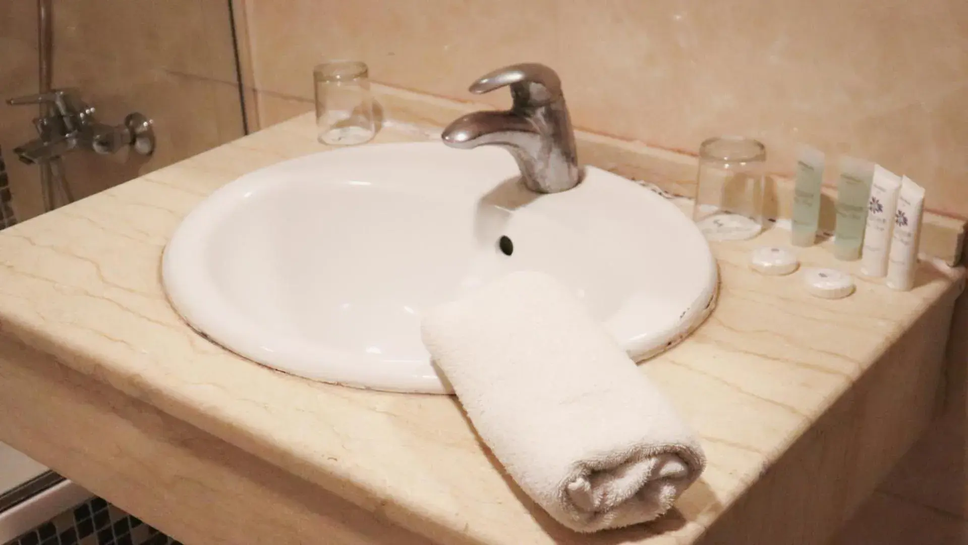 Standard Twin Room in Sandy palace Hotel Standard Twin Room in Sandy palace Hotel