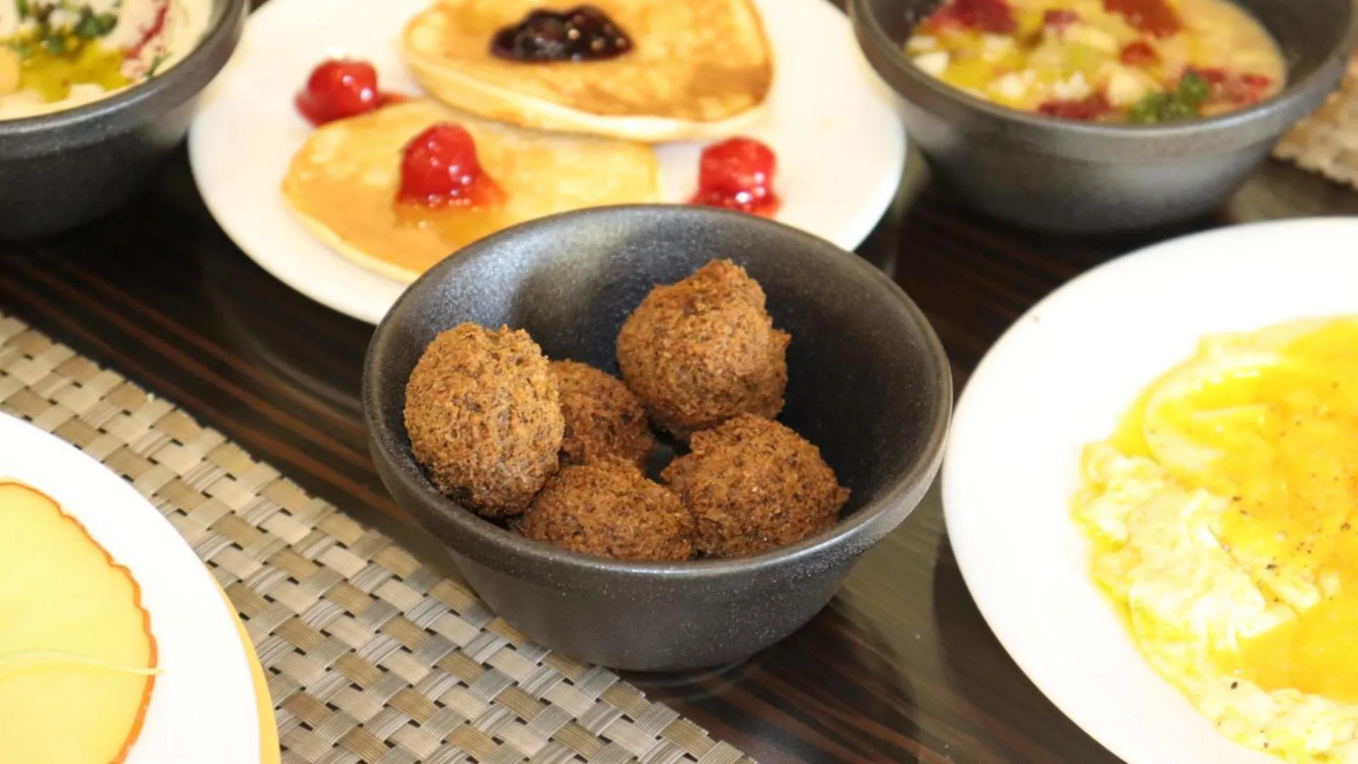 Restaurant/places to eat in Sandy palace Hotel