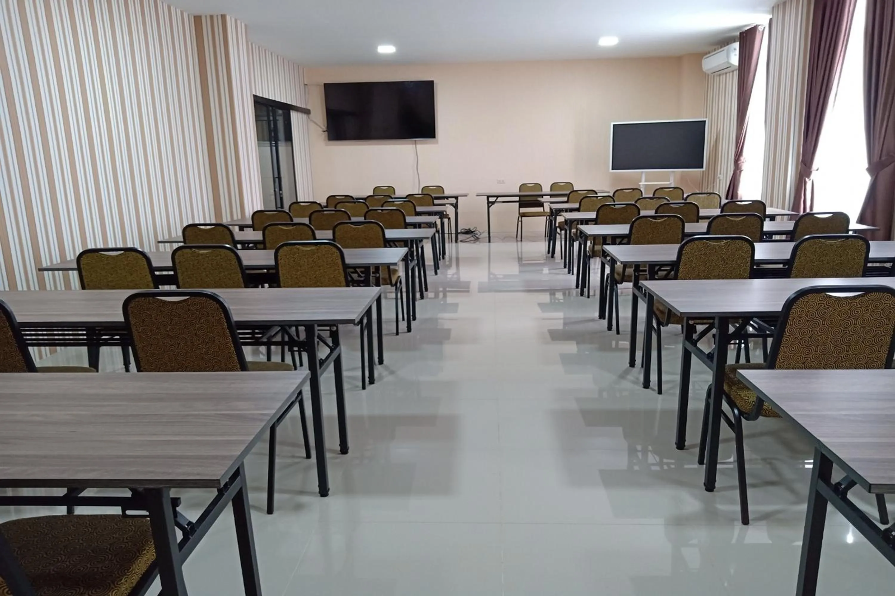 Meeting/conference room in Great Cokro Edotel Lampung