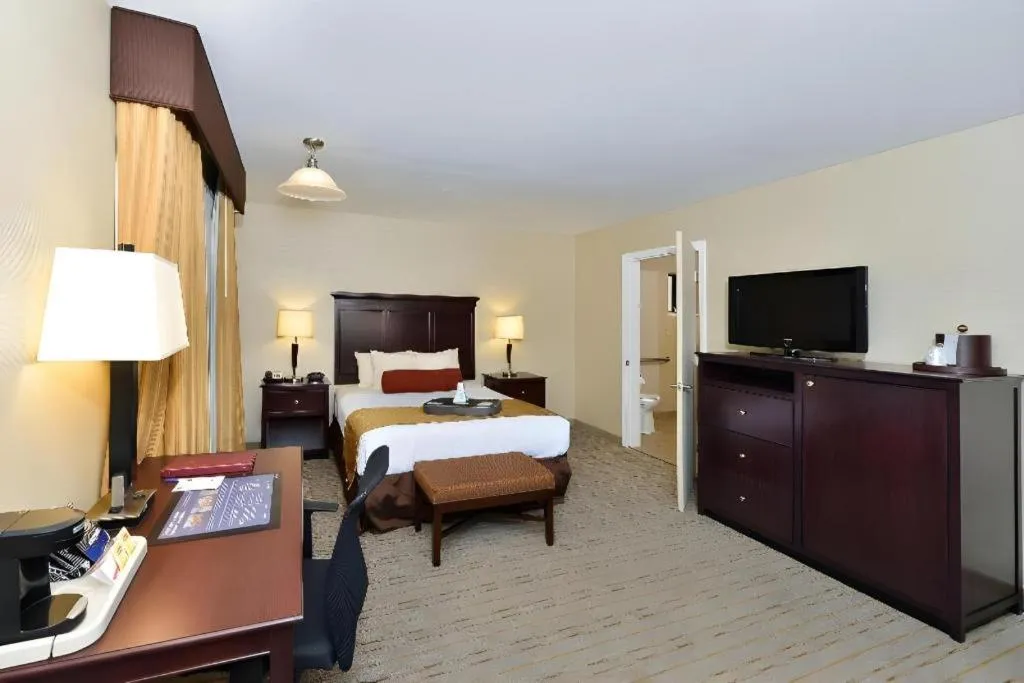 Bed in Best Western Frontier Motel