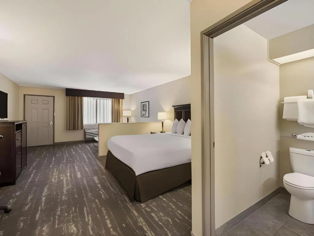 Bed in Best Western Frontier Motel